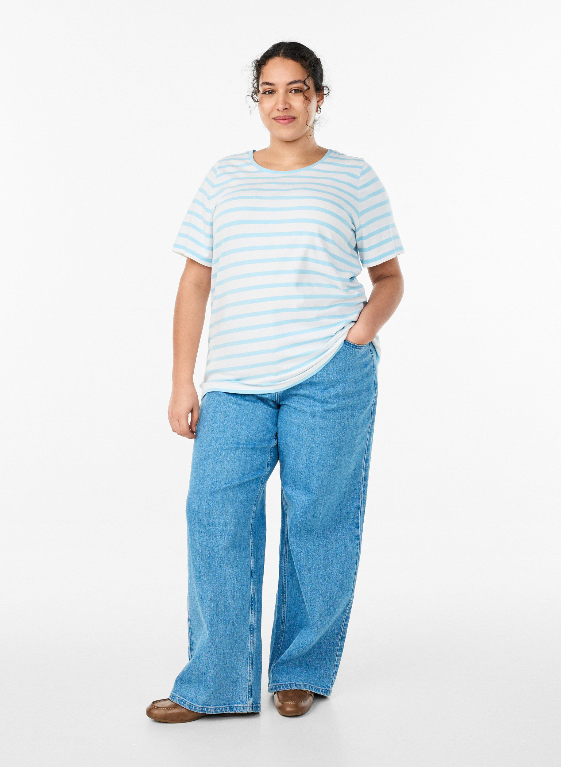 Zizzi Gestreiftes T-Shirt aus Bio-Baumwolle, Blau, Model image number 1