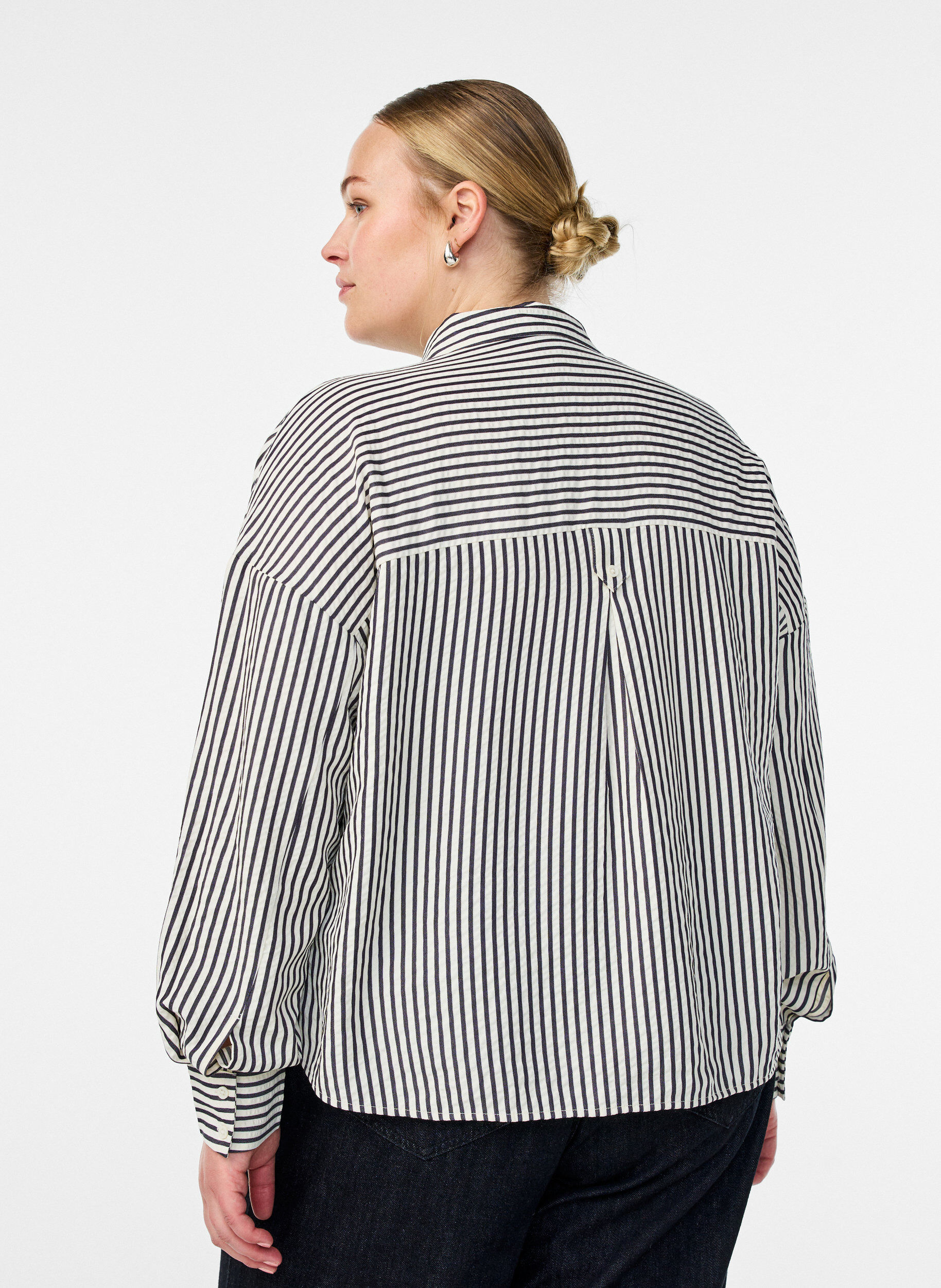 Zizzi Gestreifte Bluse mit Knopfdetail am R&uuml;cken, Schwarz, Model image number 2
