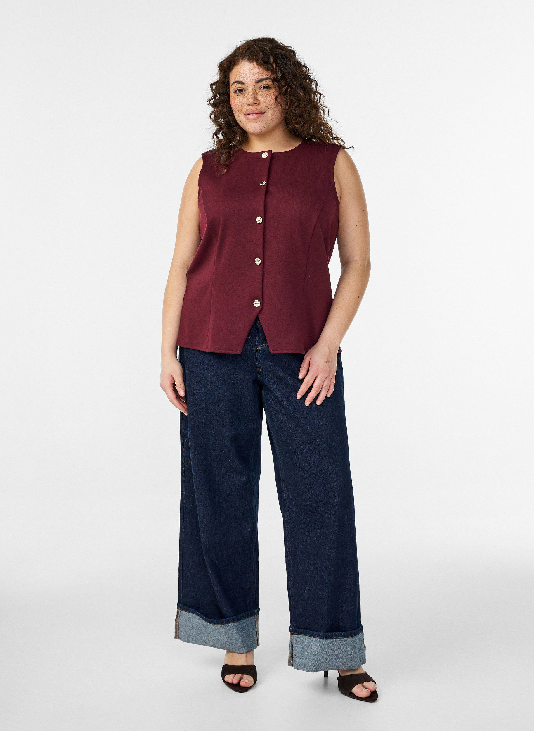 Zizzi &Auml;rmellose Bluse mit Zierkn&ouml;pfen, Rot, Model image number 1