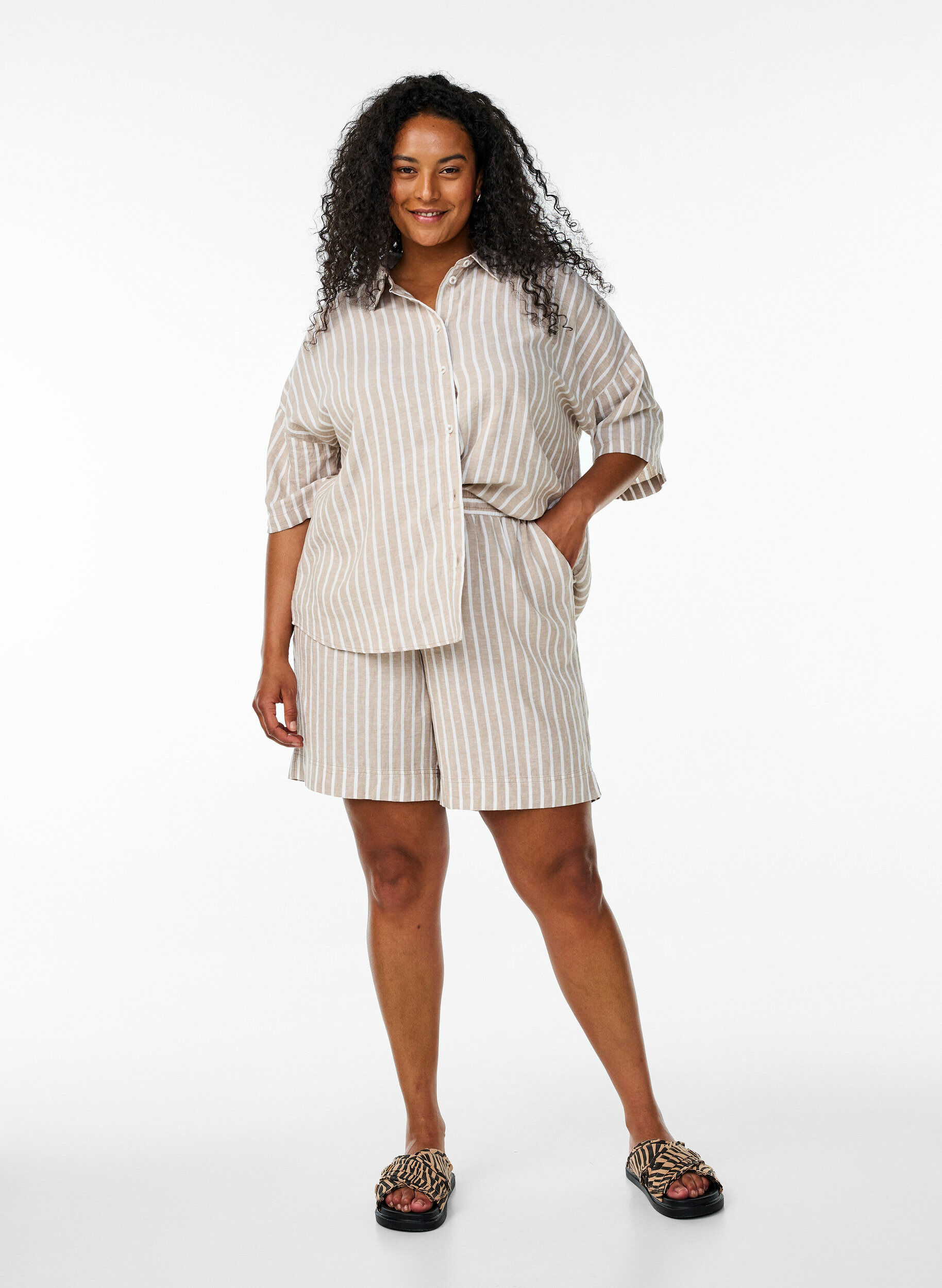 Zizzi Gestreifte Shorts aus Leinen und Viskose, Beige, Model image number 1