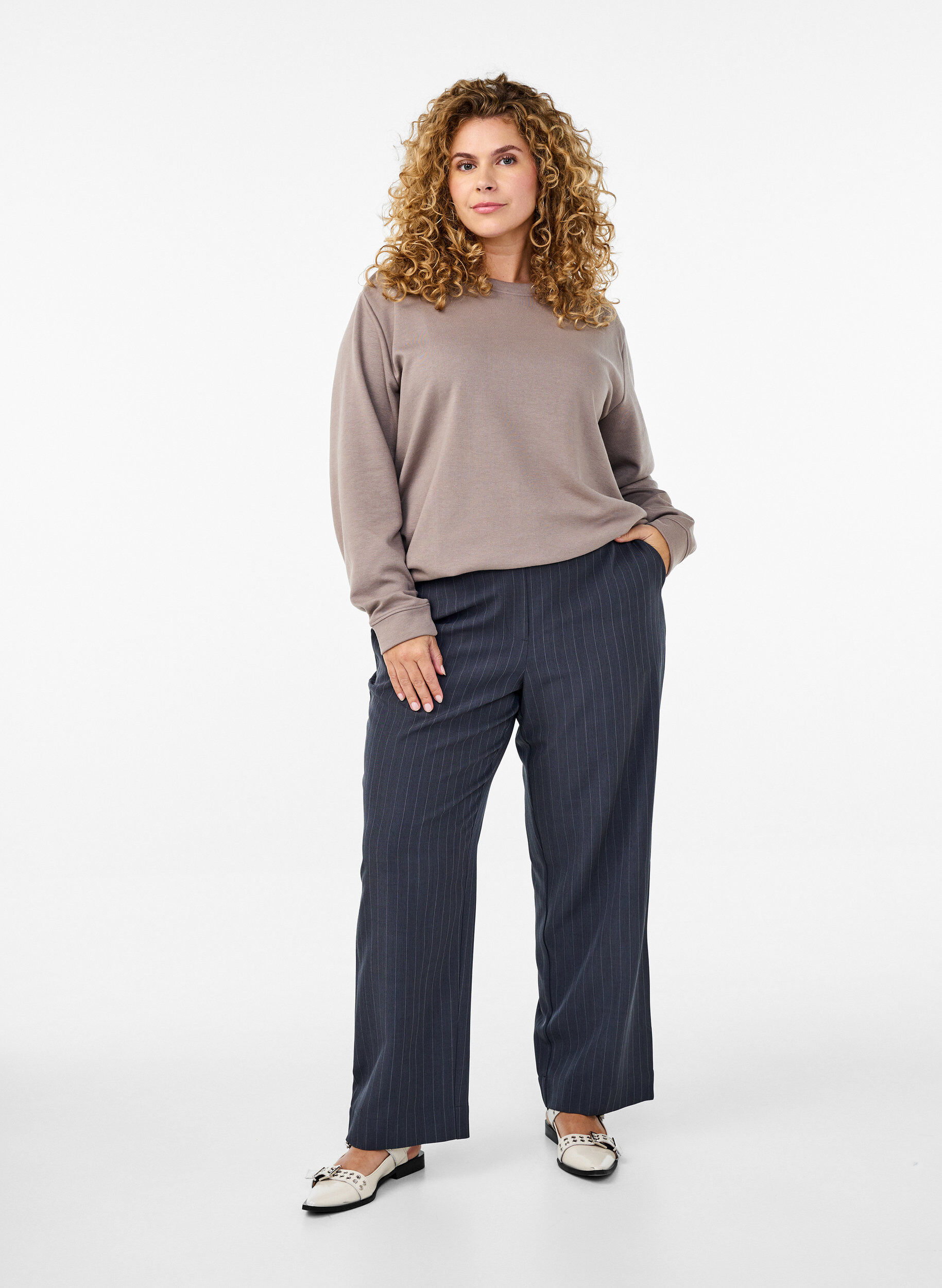 Zizzi FLASH - Sweatshirt mit Rundhalsausschnitt, Beige, Model image number 1