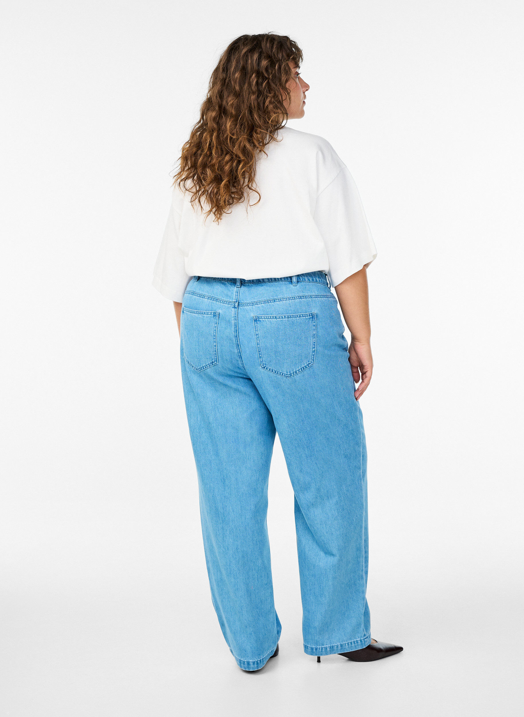 Zizzi Kiana Jeans mit Straight Fit und markanten N&auml;hten, Blau, Model image number 1