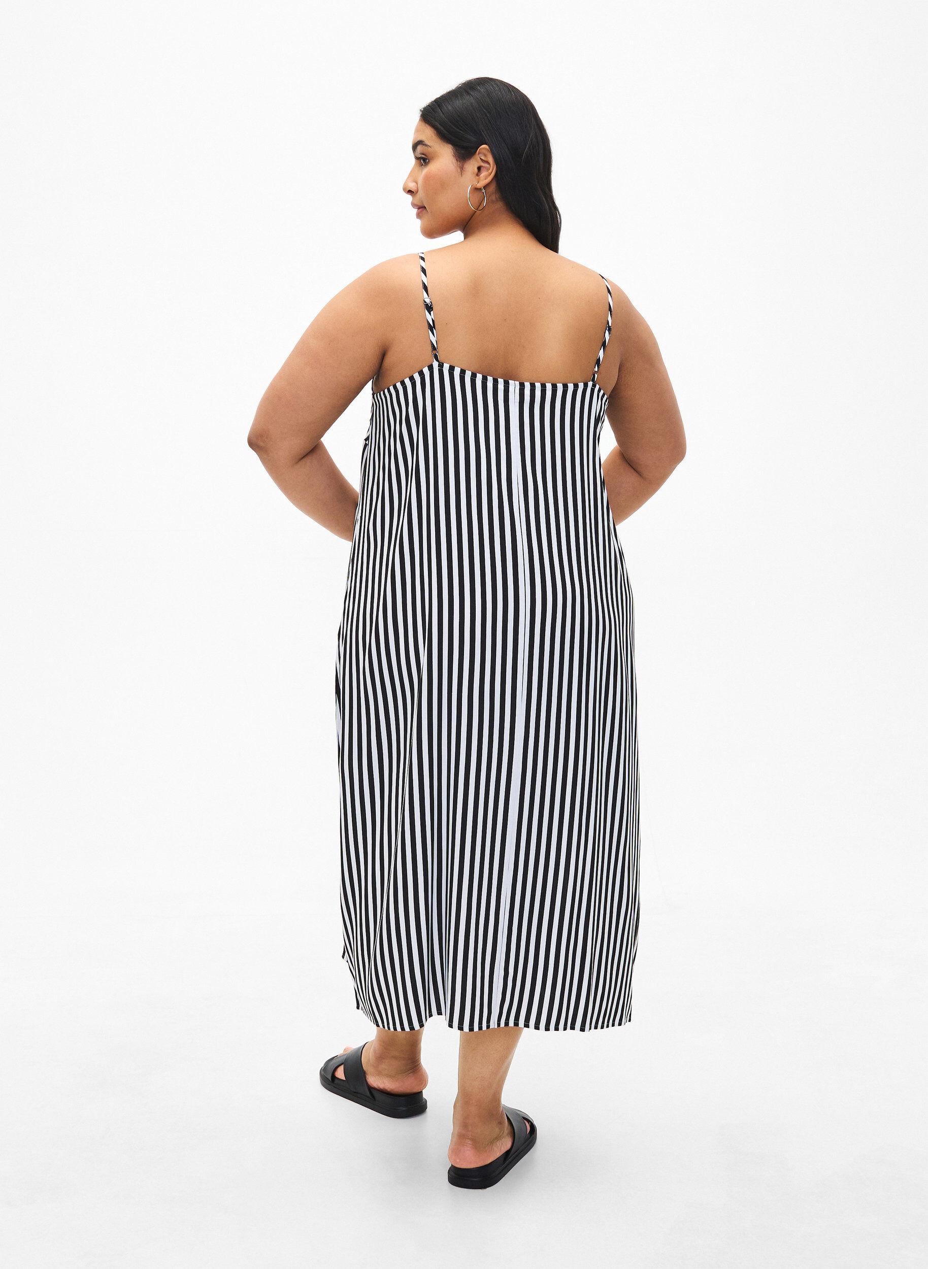 Zizzi FLASH &ndash; Gestreiftes Tr&auml;gerkleid aus Viskose, Black White Stripe, Model image number 1