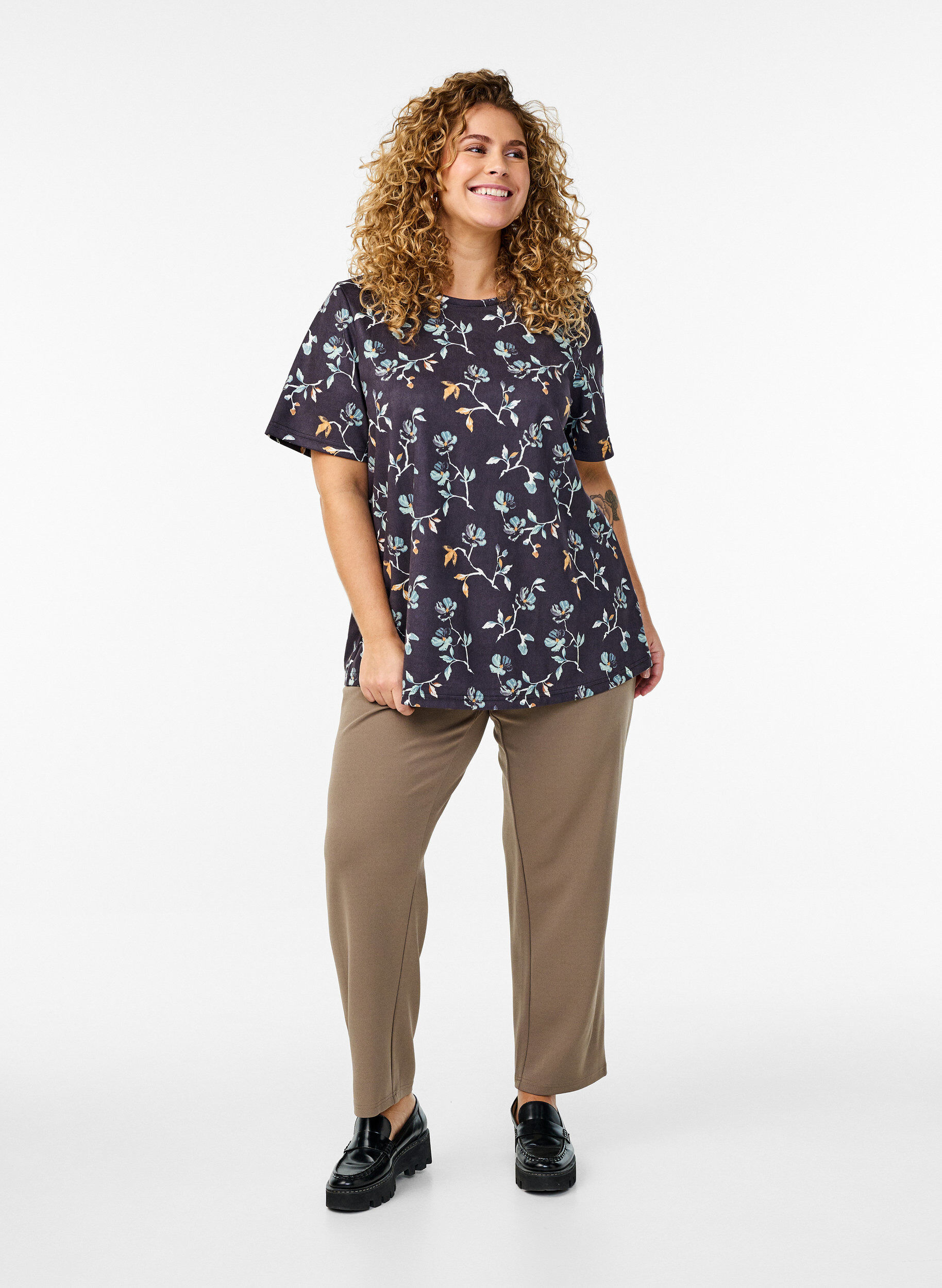 Zizzi FLASH - T-Shirt mit Leo-Print, Schwarz, Model image number 1