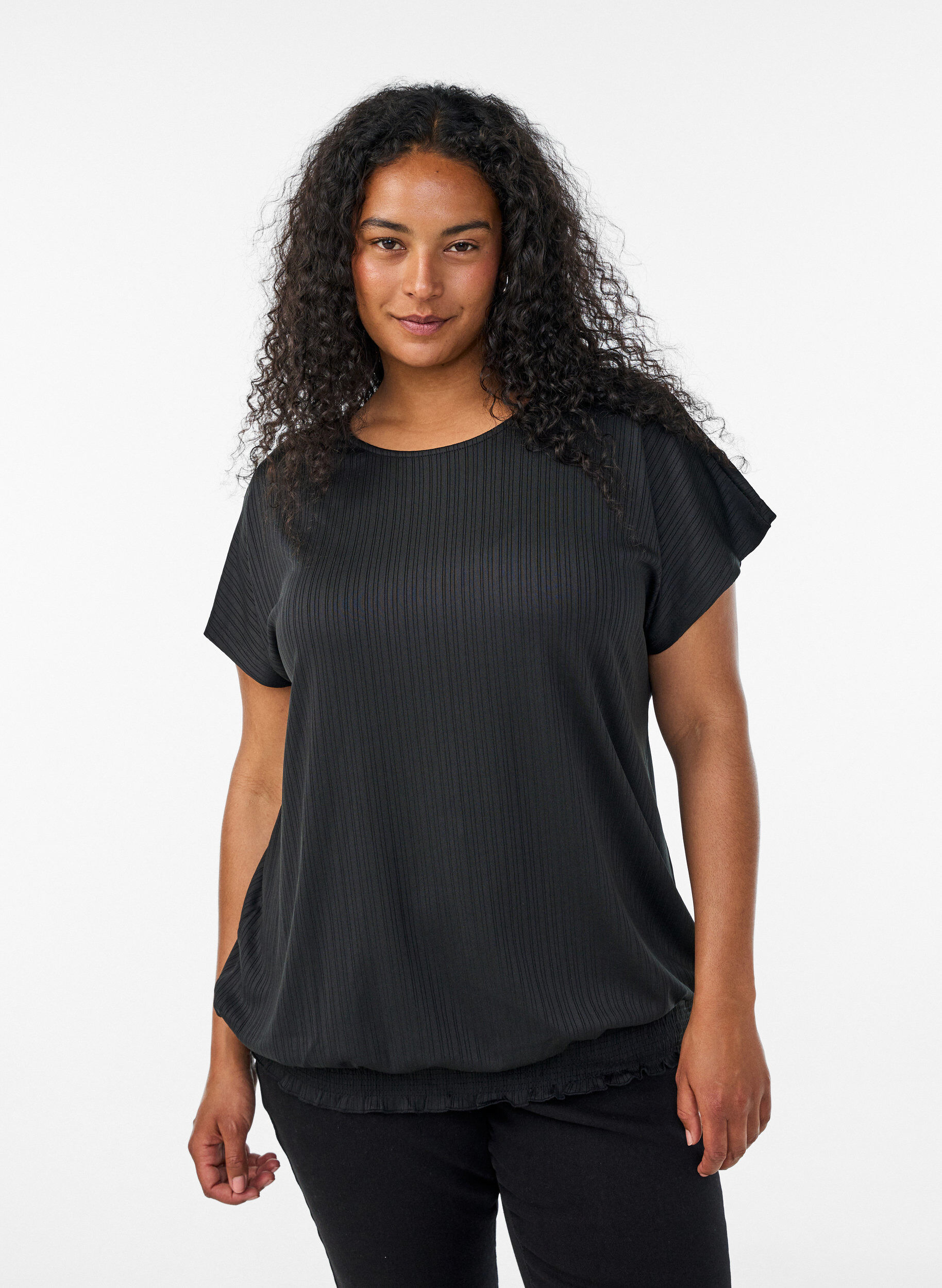 Jersey-Bluse mit strukturierten Streifen und Smocksaum, Schwarz, Model