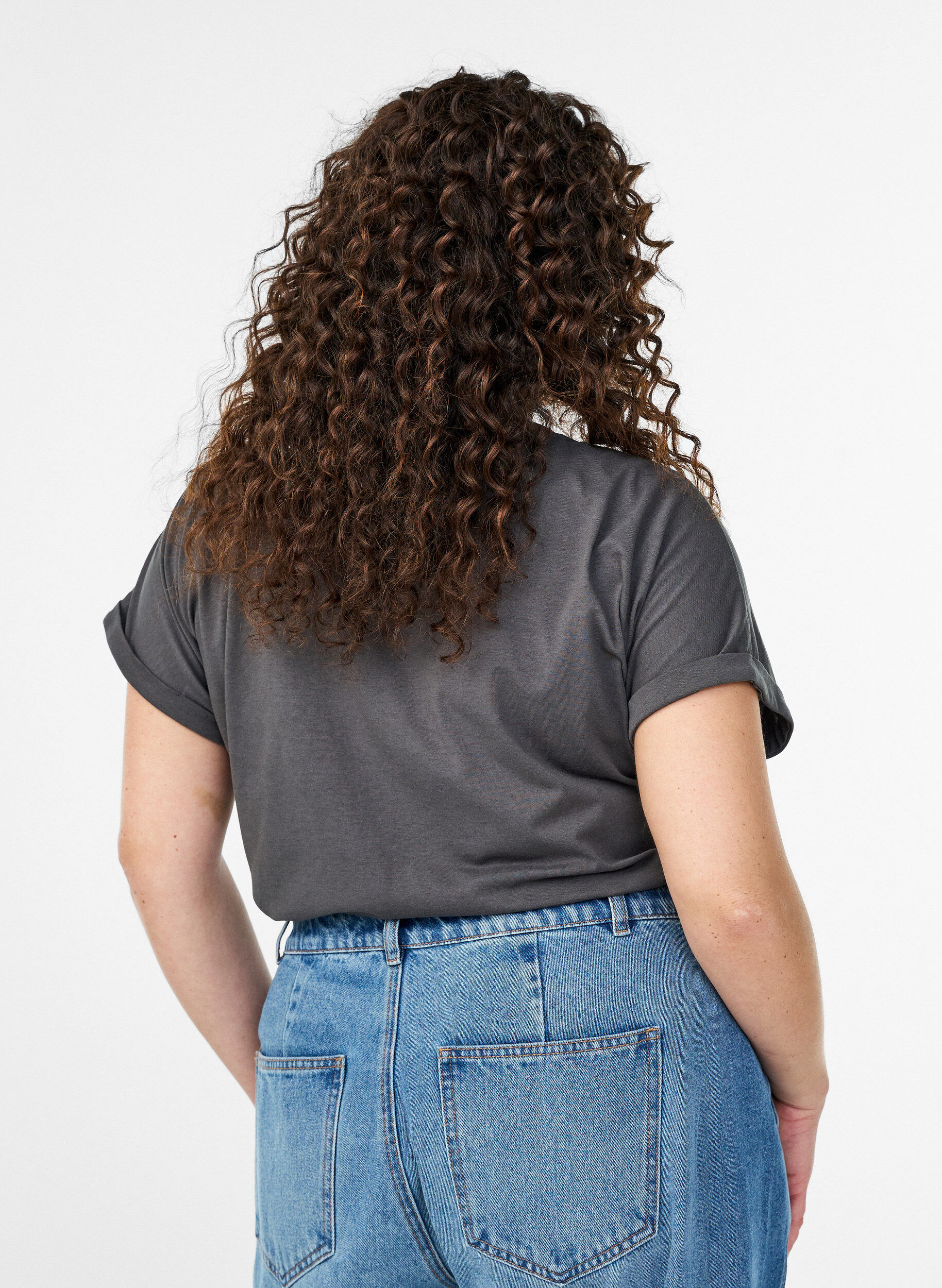 Zizzi Kurz&auml;rmeliges T-Shirt aus einer Baumwollmischung, Grau, Model image number 2