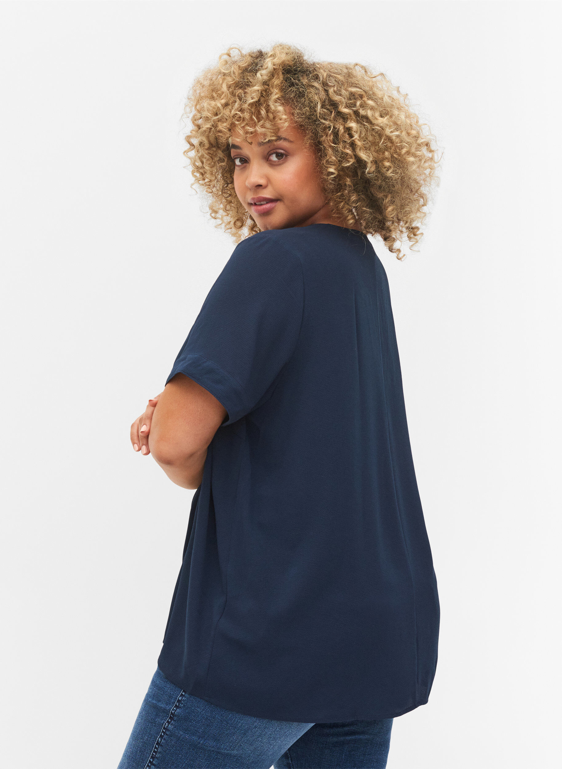 Zizzi Kurz&auml;rmelige Bluse mit V-Ausschnitt, Blau, Model image number 2