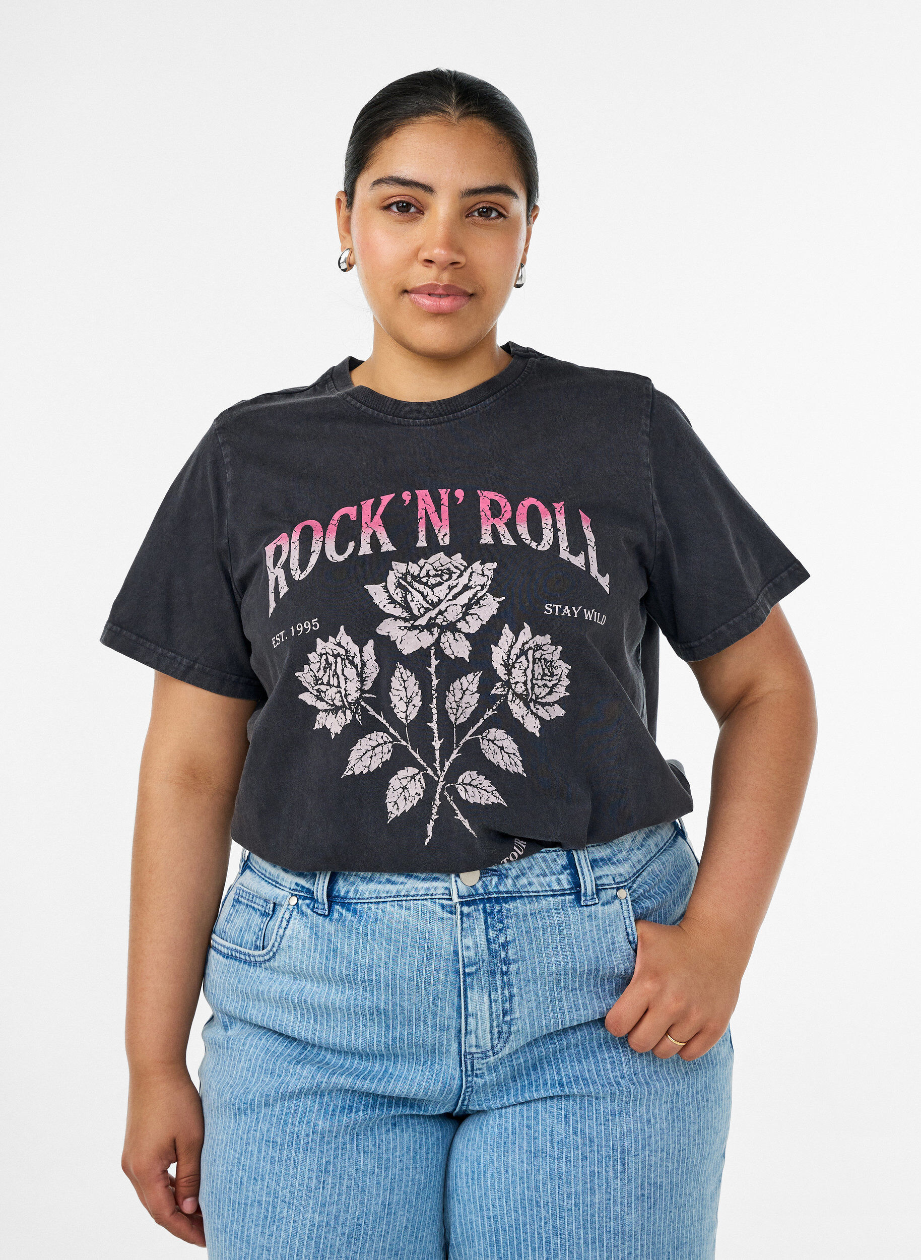 ZizziT-Shirt aus Bio-Baumwolle mit Rockprint, Schwarz, Model image number 0