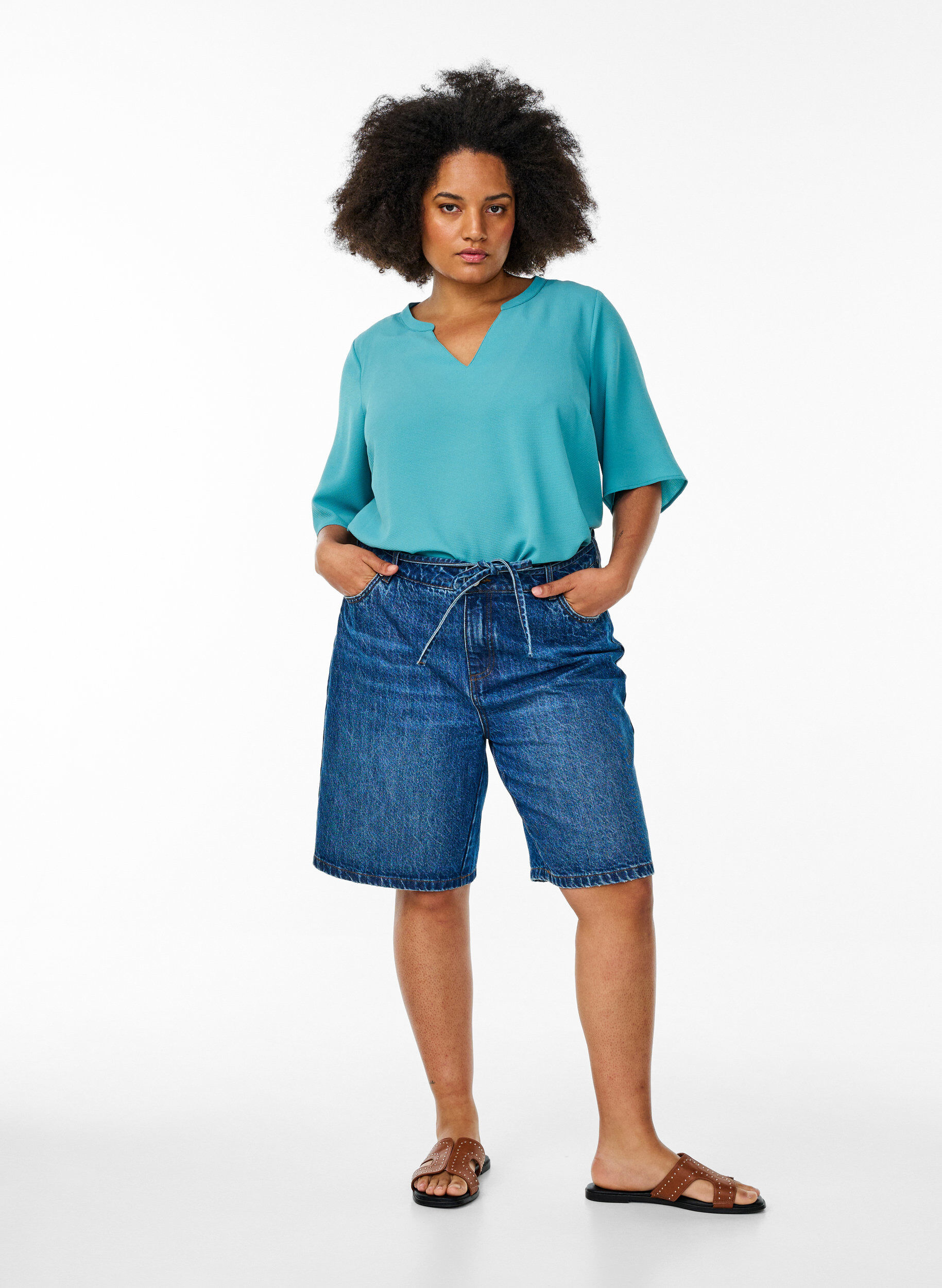 Zizzi Kurz&auml;rmlige Bluse mit V-Ausschnitt, Gr&uuml;n, Model image number 1