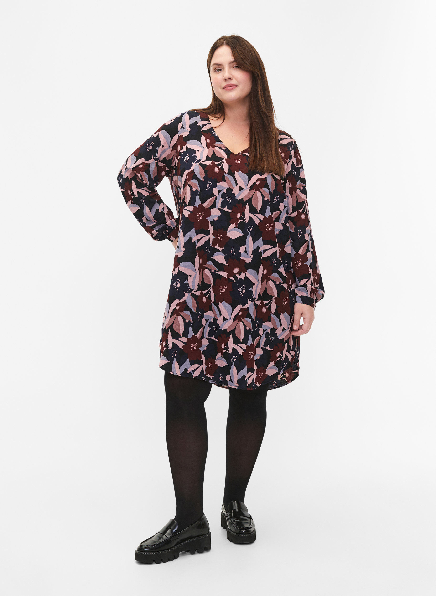 Zizzi Kleid mit V-Ausschnitt und Aufdruck, Black R. Flower AOP, Model image number 2