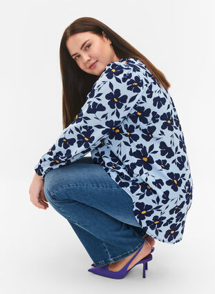 	 Langärmelige Bluse mit V-Ausschnitt, Flower AOP, Model image number 2