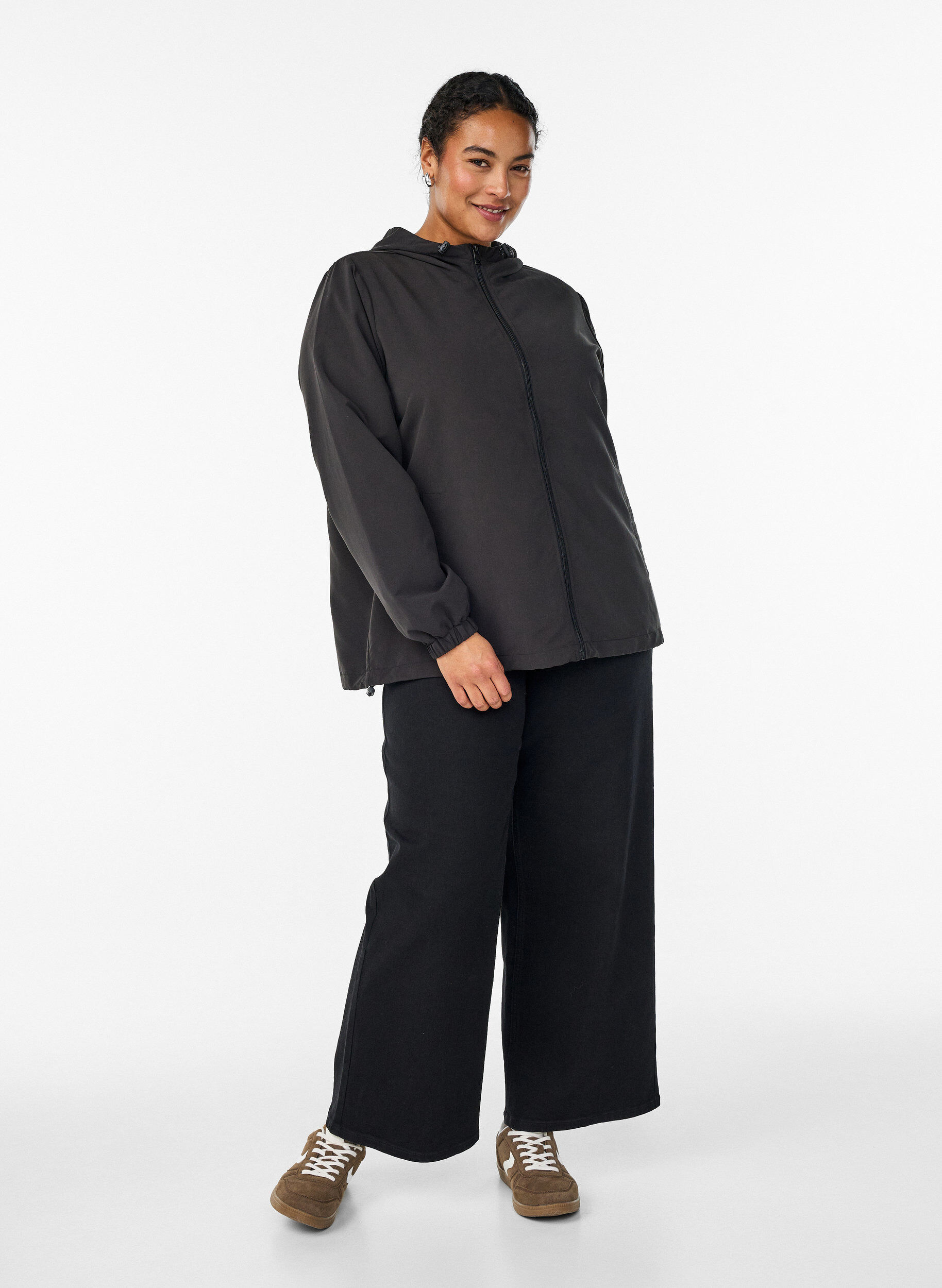 Zizzi Leichte Jacke mit Kapuze und Rei&szlig;verschluss, Schwarz, Model image number 1