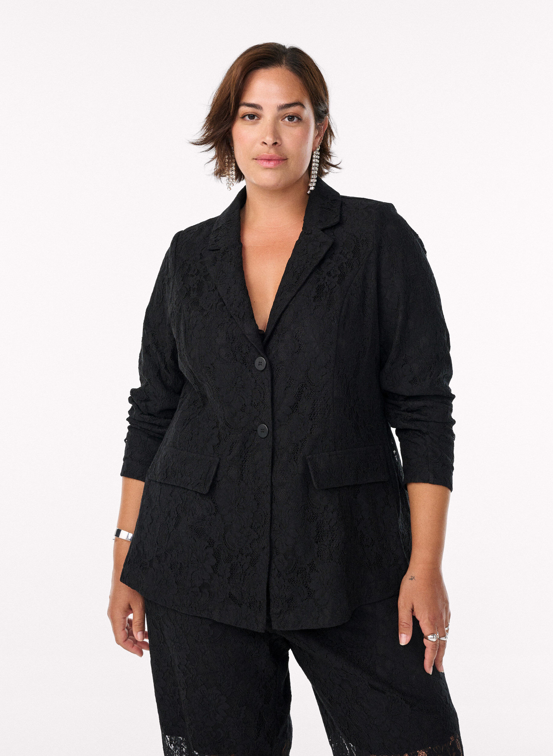 Zizzi Spitzenblazer mit Knopfverschluss, Schwarz, Model image number 0