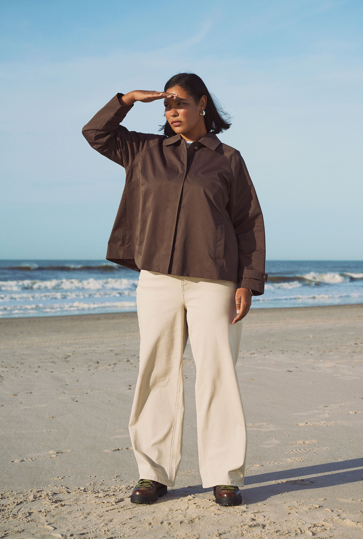 Zizzi Brauner kurzer Trenchcoat, , Model