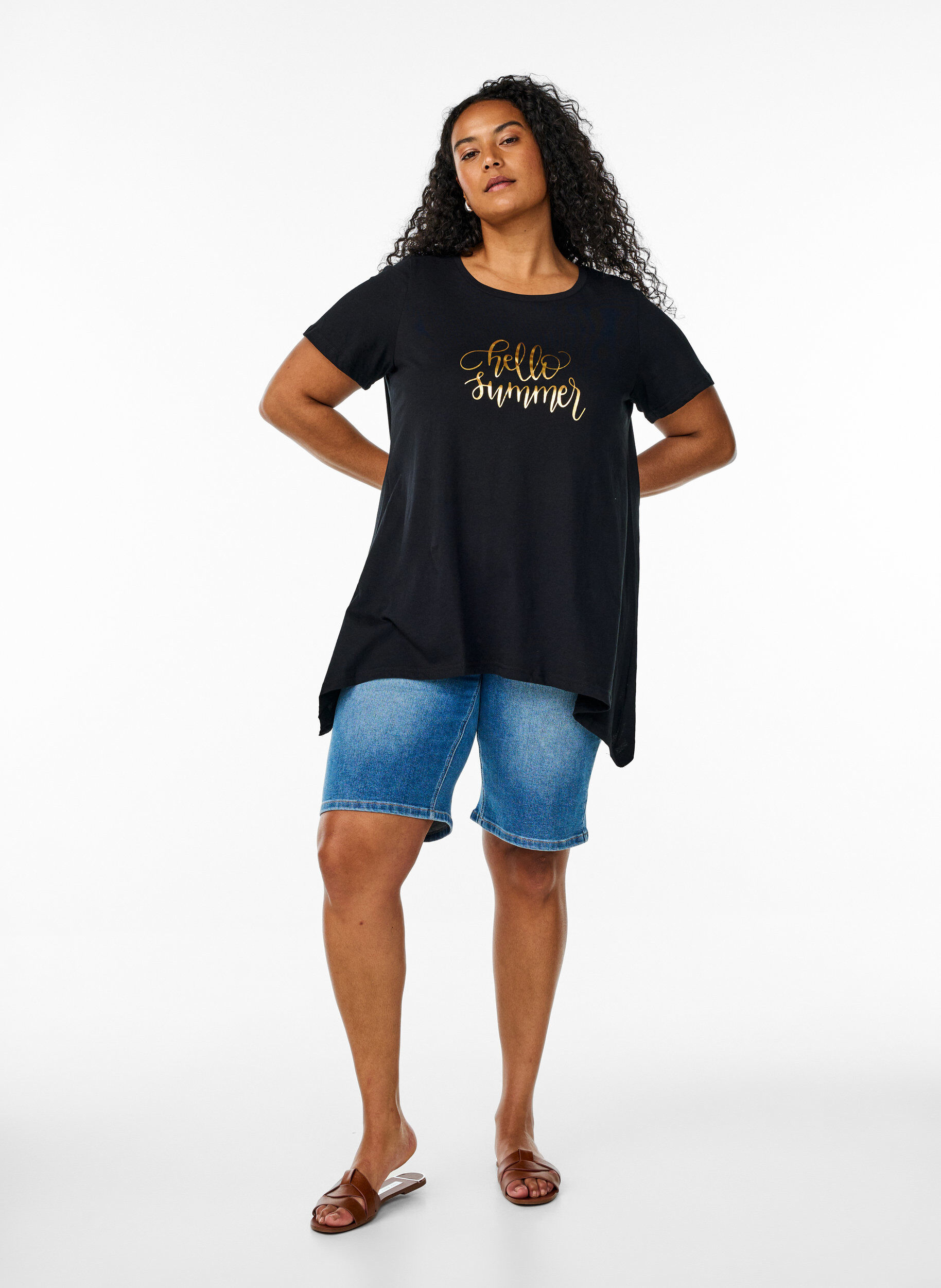 Zizzi T-Shirt mit Rundhalsausschnitt und A-Linie, Schwarz, Model image number 1