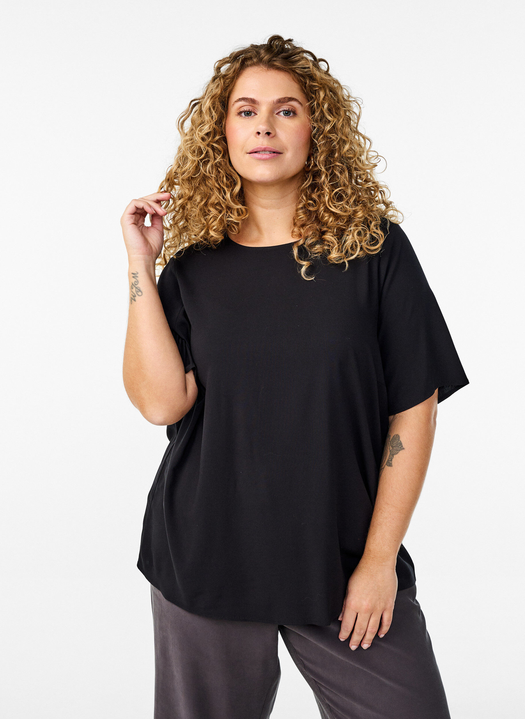 Zizzi FLASH &ndash; Kurz&auml;rmelige, gewebte Bluse mit Rundhals, Schwarz, Model image number 0