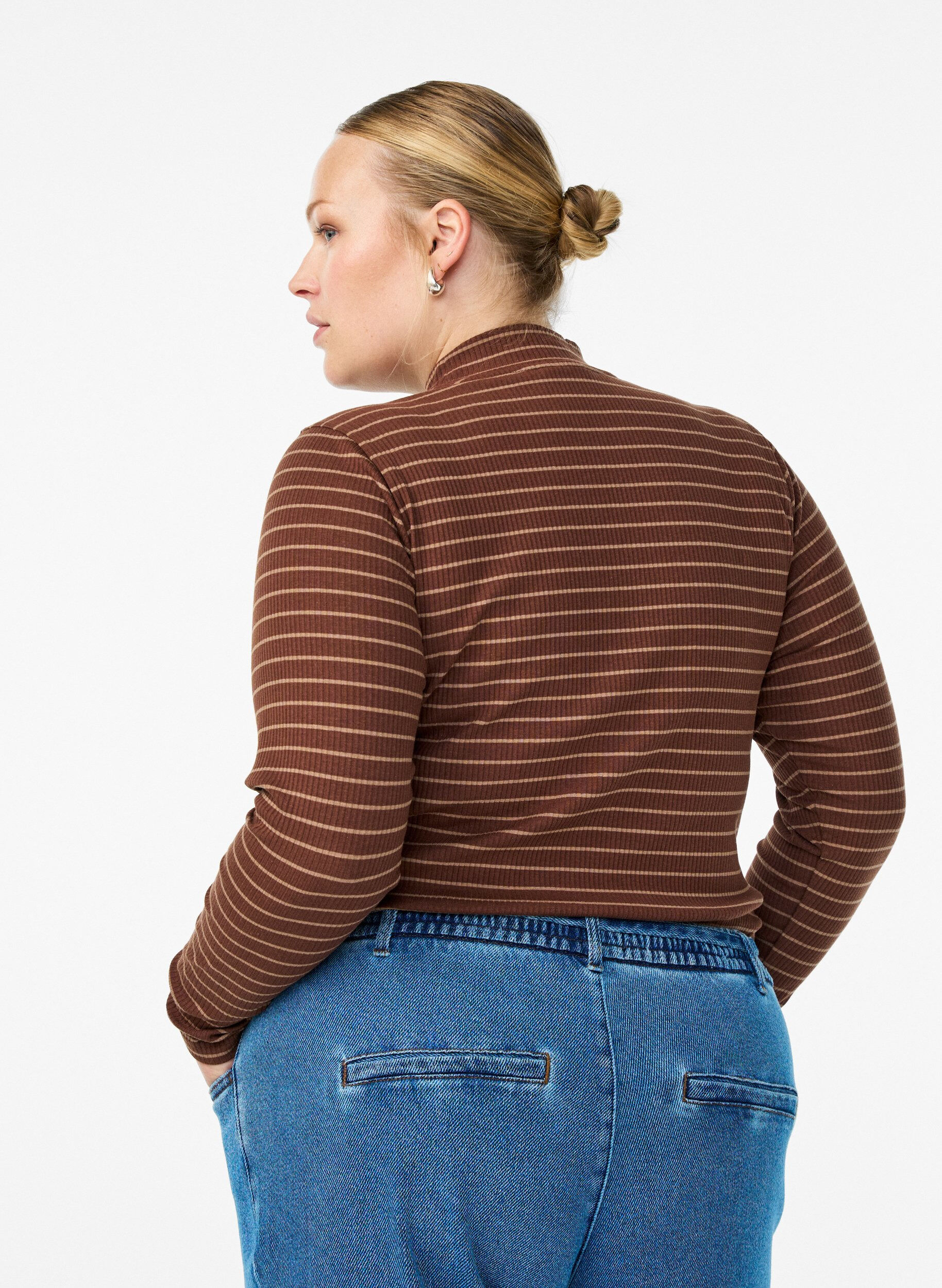 Zizzi Gestreifte Rippstrickbluse mit Stehkragen, Braun, Model image number 2