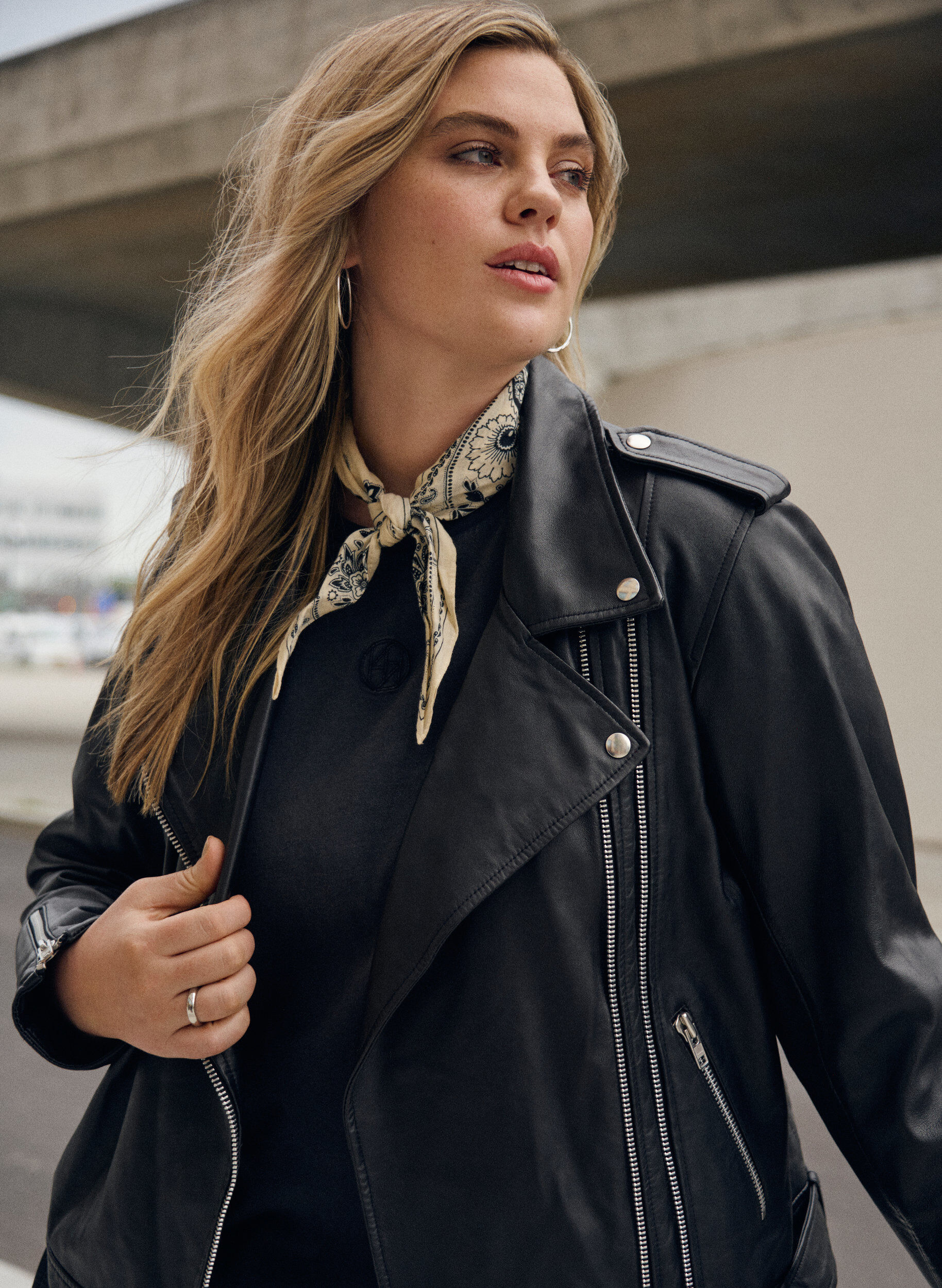 Zizzi Leder-Bikerjacke mit G&uuml;rtel, Schwarz, Image image number 0