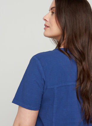 Kurzarm Bluse aus Baumwolle mit V-Ausschnitt, Twilight Blue, Model image number 2