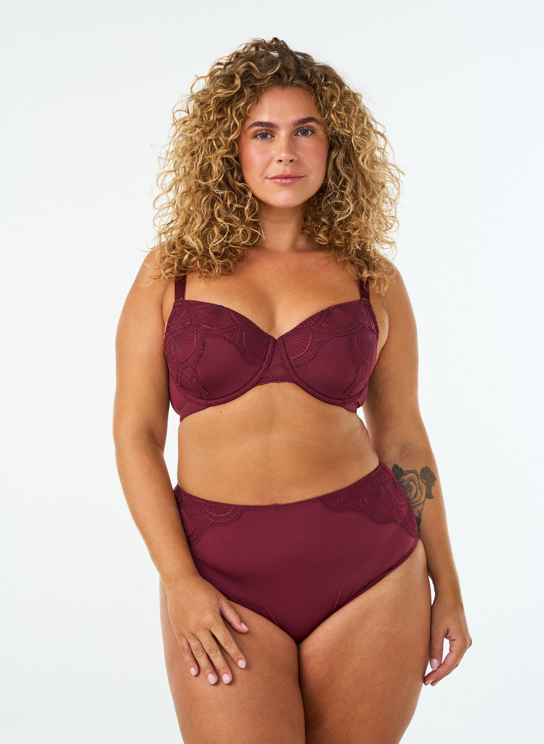 ZizziSlip mit Mesh und besticktem Spitzenbesatz, Rot, Model image number 0