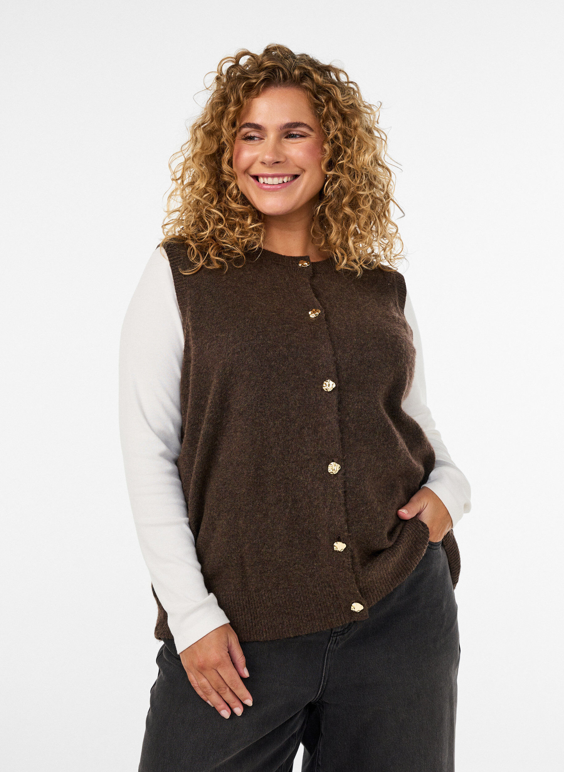 Strickweste mit dekorativen Kn&ouml;pfen, Braun, Model