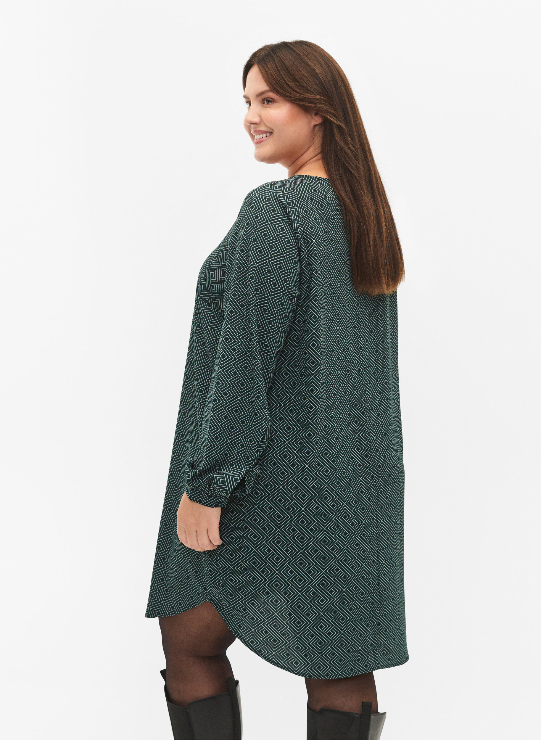 Zizzi Kleid mit V-Ausschnitt und Aufdruck, Scarab Graphic AOP, Model image number 1