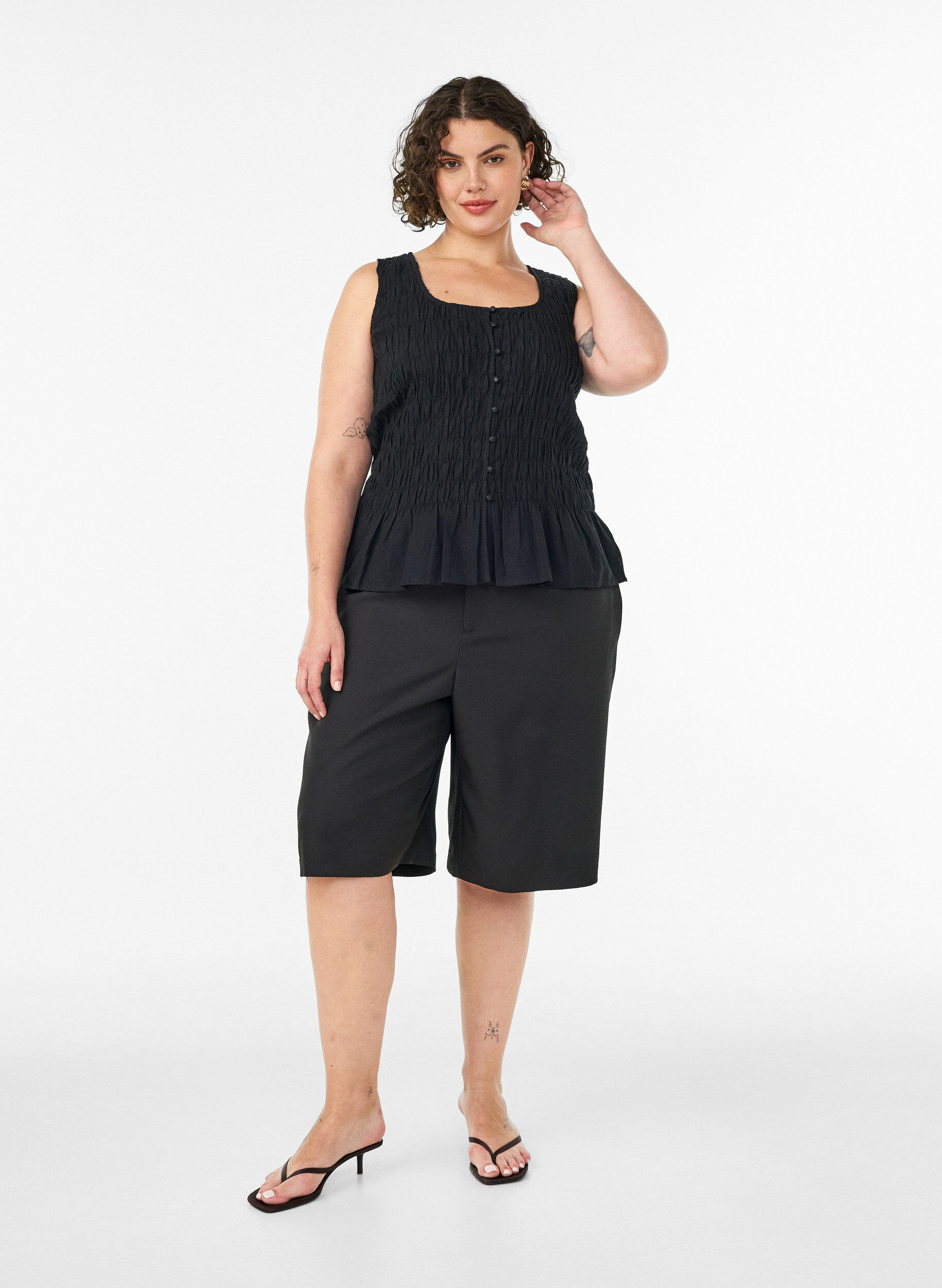 Zizzi&Auml;rmelloses Top aus Baumwolle und Leinen mit Smock, Schwarz, Model image number 1