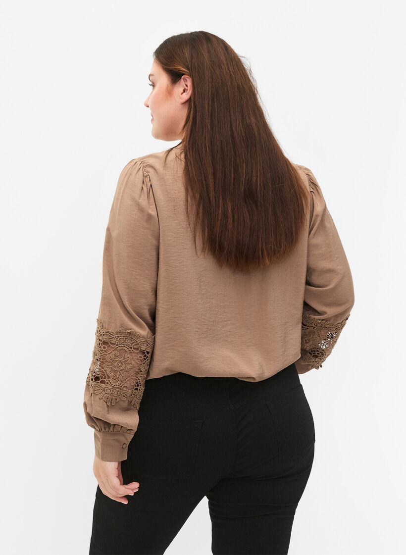  Bluse aus Viskose mit H&auml;keleien, Caribou, Model image number 1