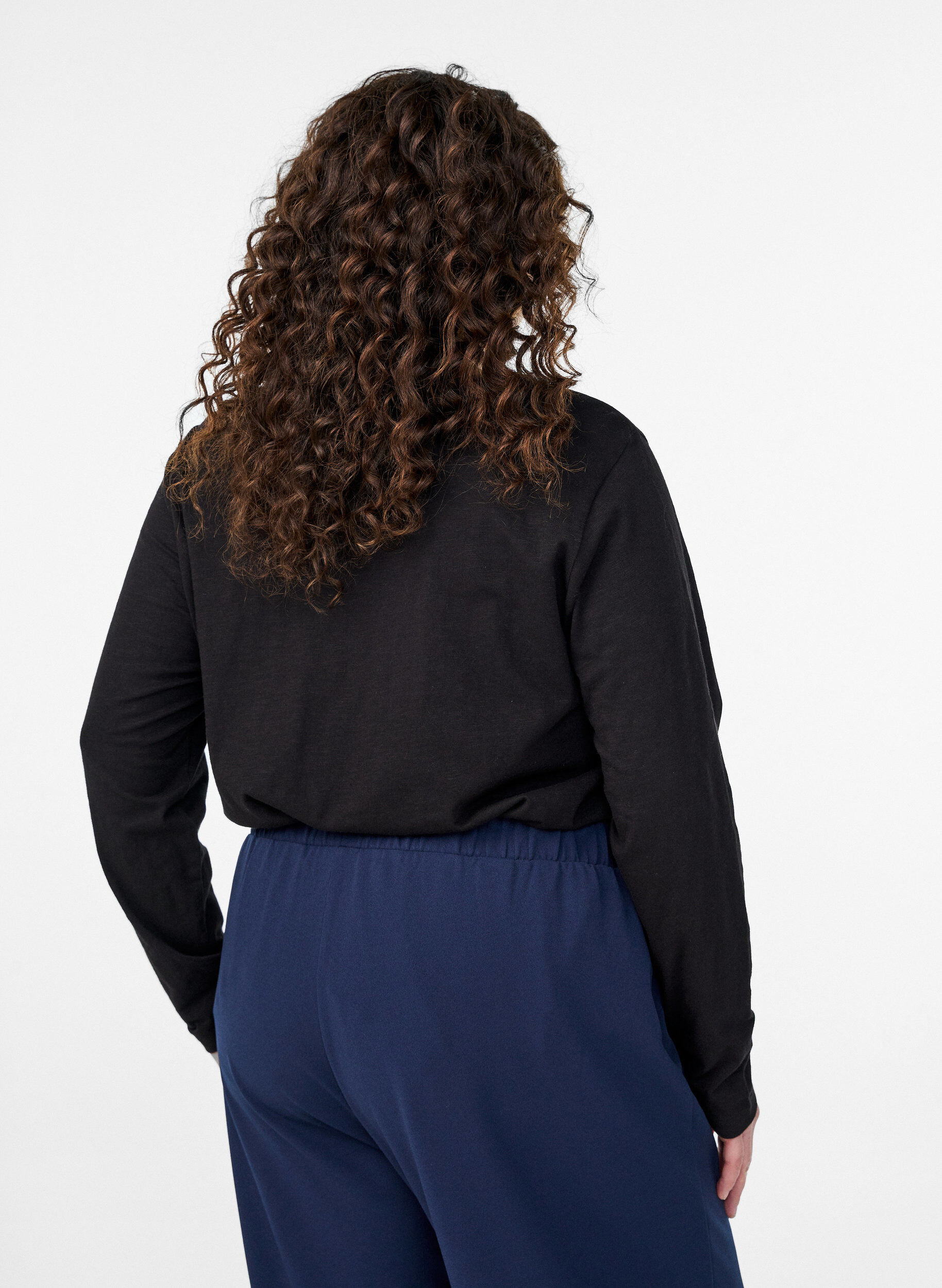 Zizzi FLASH - Langarmshirt mit V-Ausschnitt und Kn&ouml;pfen, Schwarz, Model image number 2