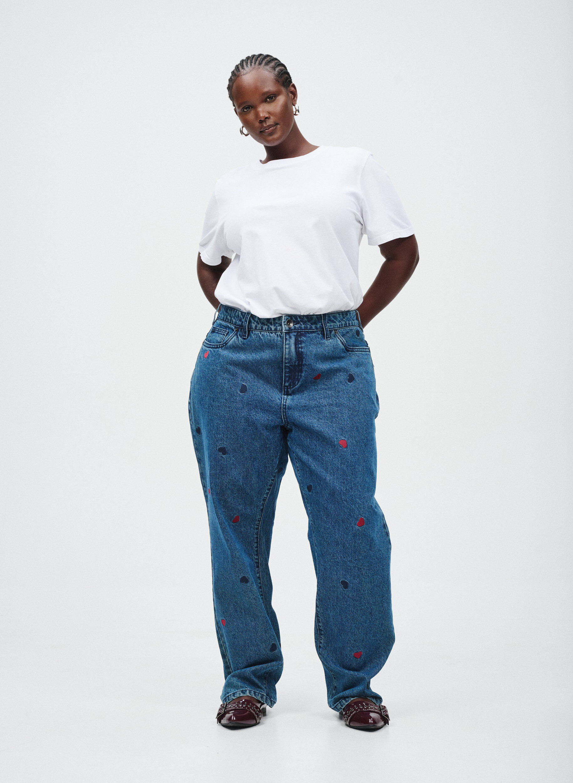 Zizzi Gemma Jeans mit hoher Taille und aufgestickten Details, Blau, Image image number 0