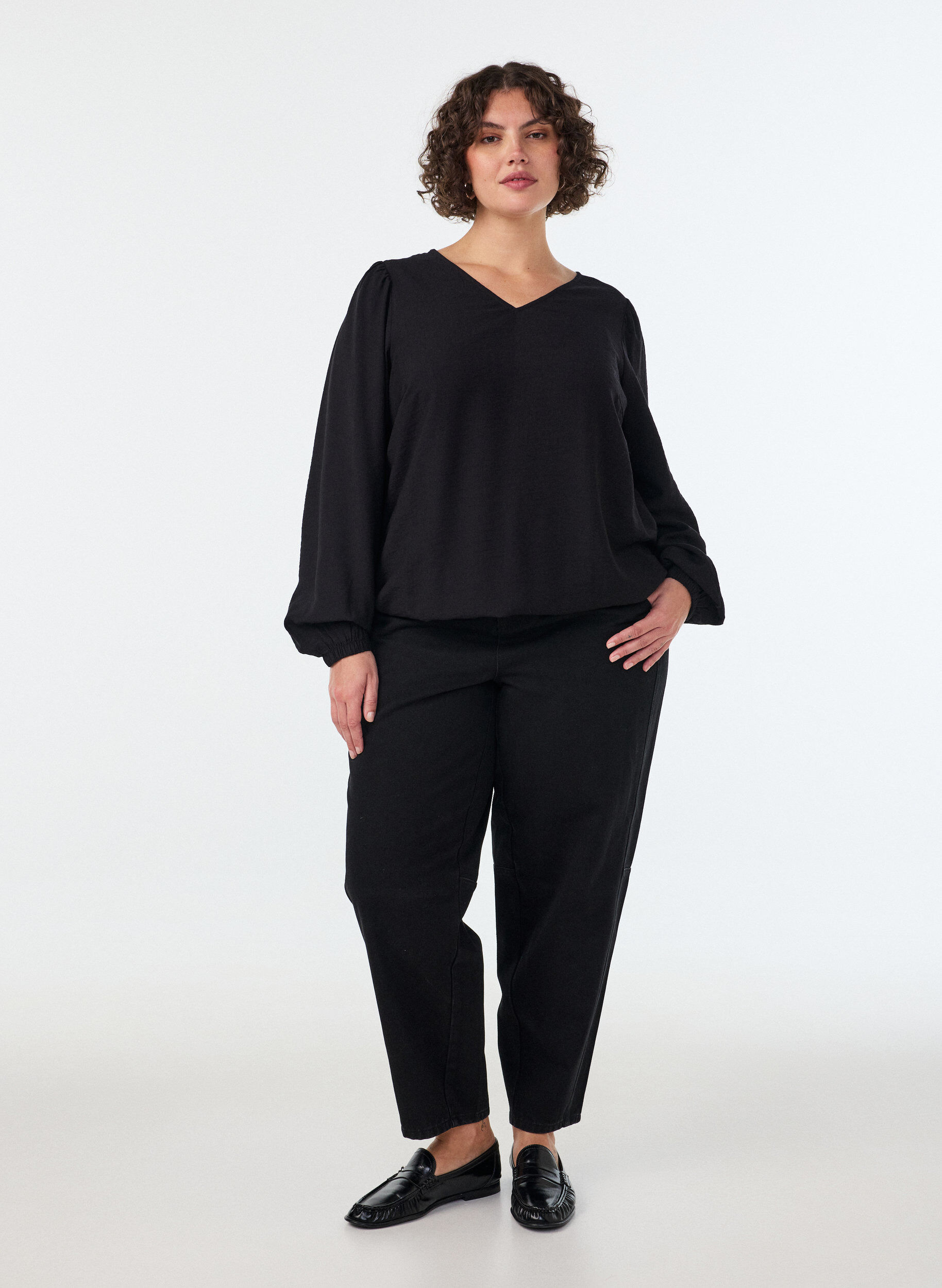 ZizziViskosebluse mit V-Ausschnitt und Ballonform, Schwarz, Model image number 1