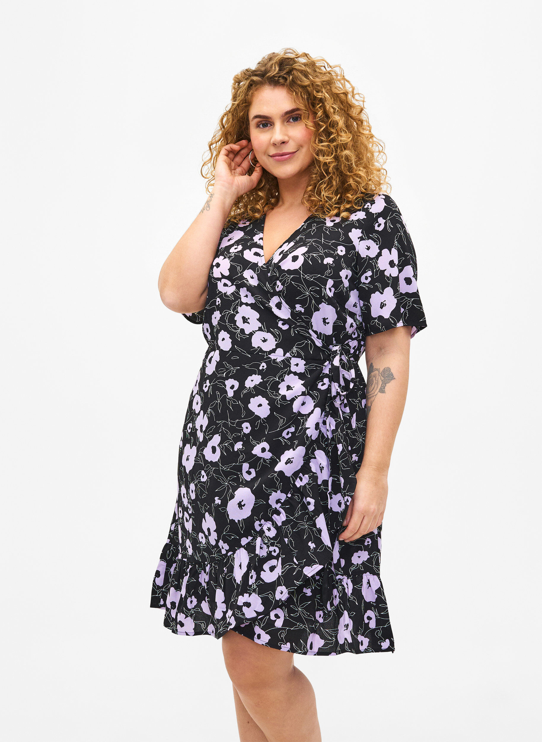 Zizzi Blumiges Wickelkleid mit kurzen &Auml;rmeln, Schwarz, Model image number 0