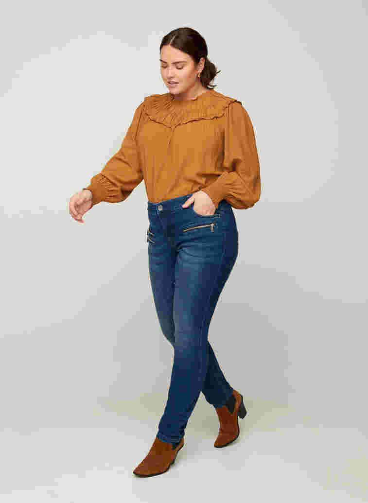 Sanna Jeans mit Reißverschlussdetails, Blue denim, Model image number 2