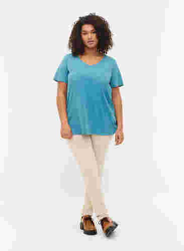 Einfarbiges basic T-Shirt aus Baumwolle, Brittany Blue, Model image number 2