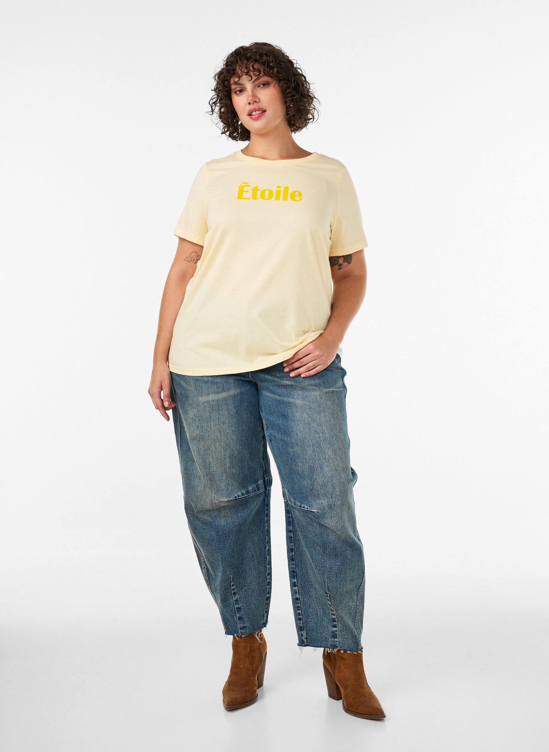 ZizziT-Shirt aus Bio-Baumwolle mit Text aus Velours, Gelb, Model image number 1