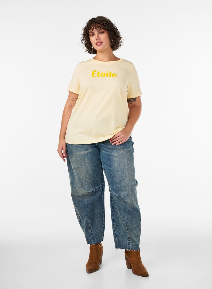 T-Shirt aus Bio-Baumwolle mit Text aus Velours, Gelb, Model image number 1