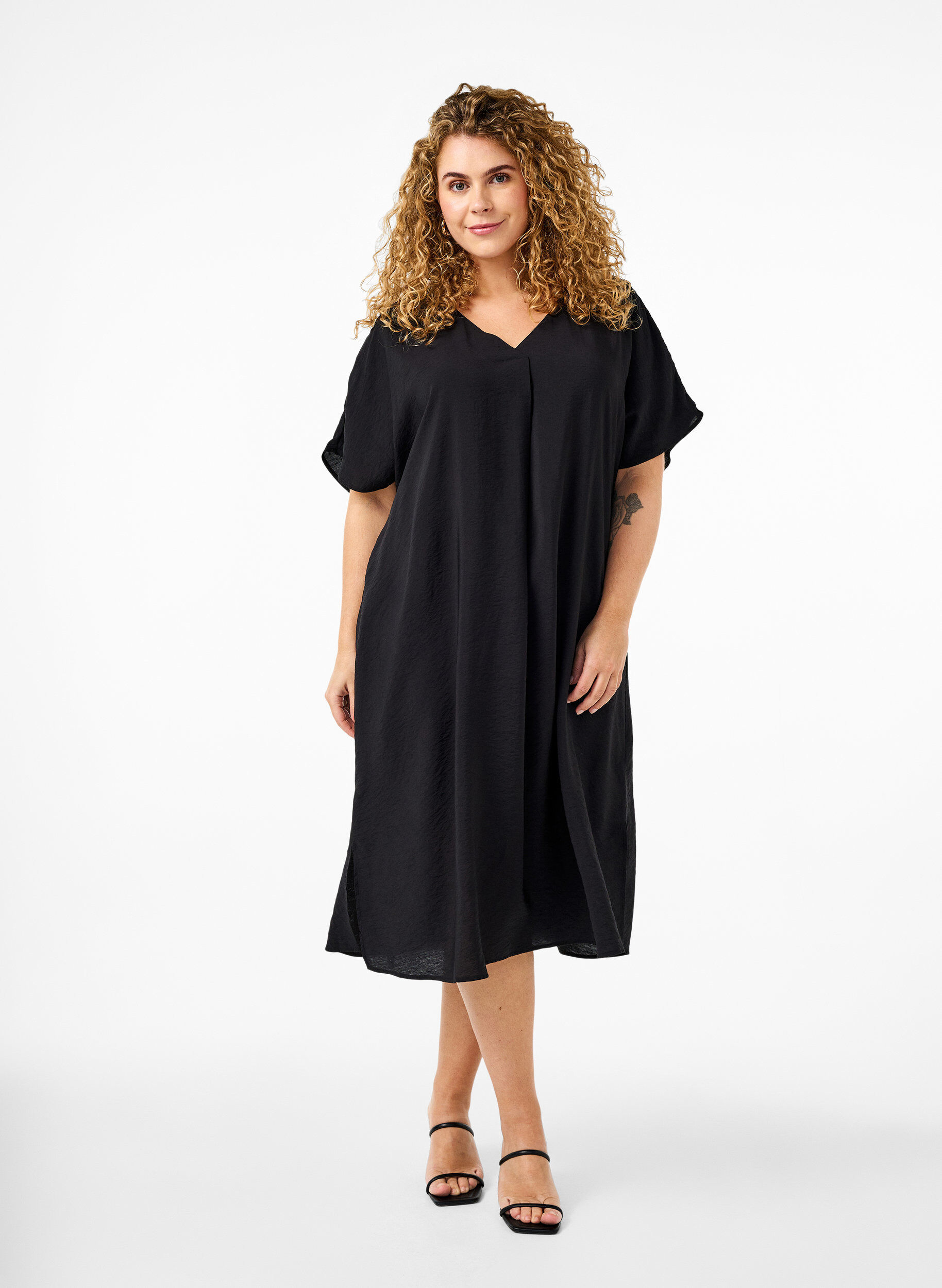 Zizzi Kleid aus Viskose mit V-Ausschnitt, Schwarz, Model image number 0