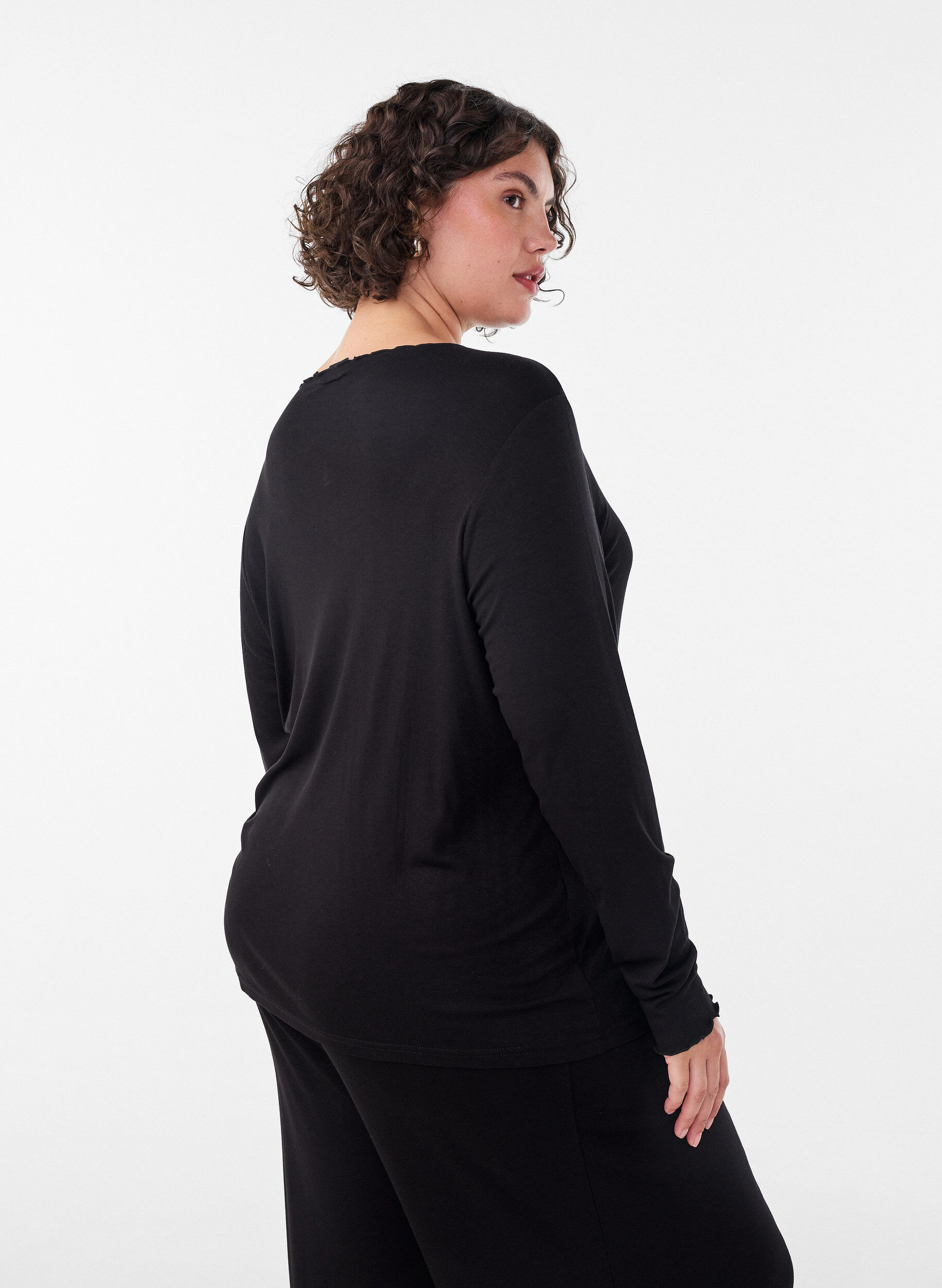 ZizziNacht-Top aus Viskose mit langen &Auml;rmeln, Schwarz, Model image number 2