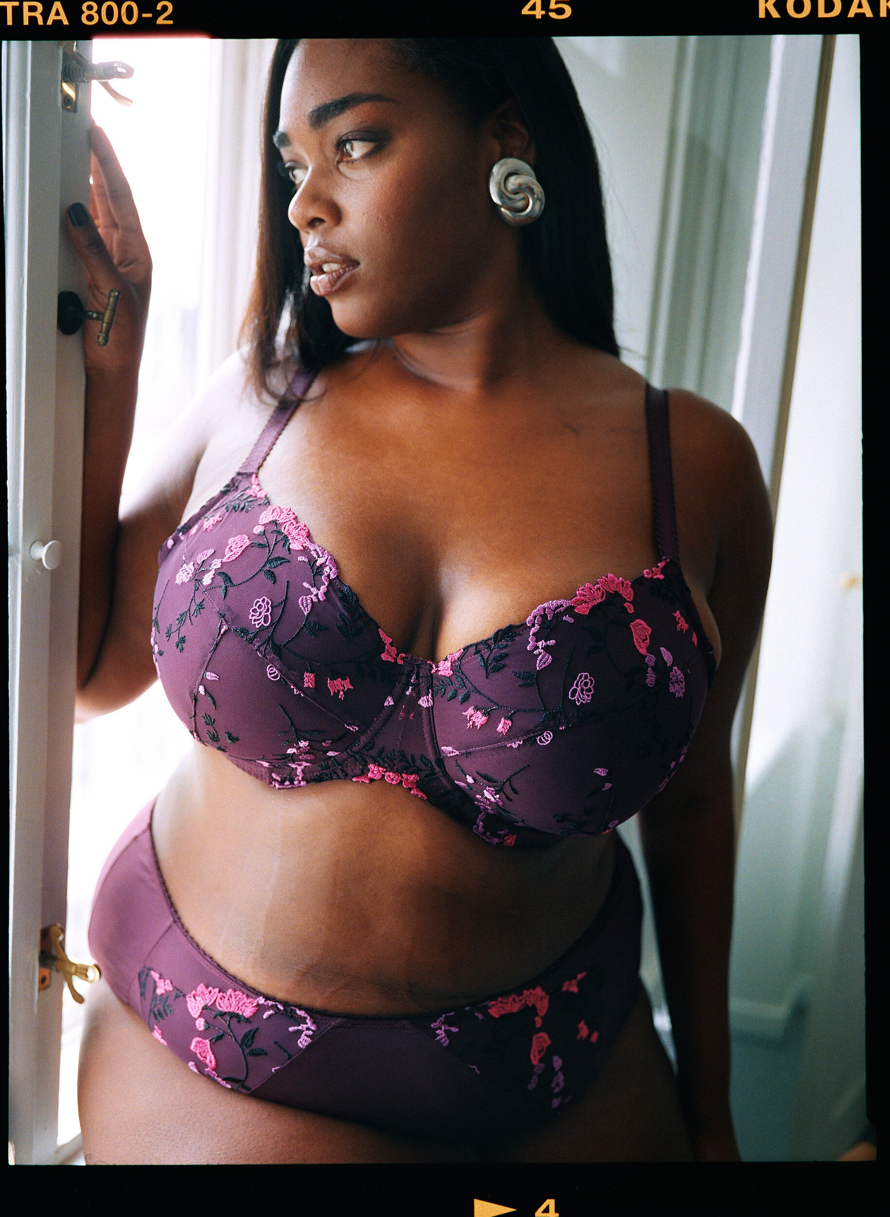 Zizzi Gepolsterter BH mit Blumenstickerei, Lila, Image image number 0