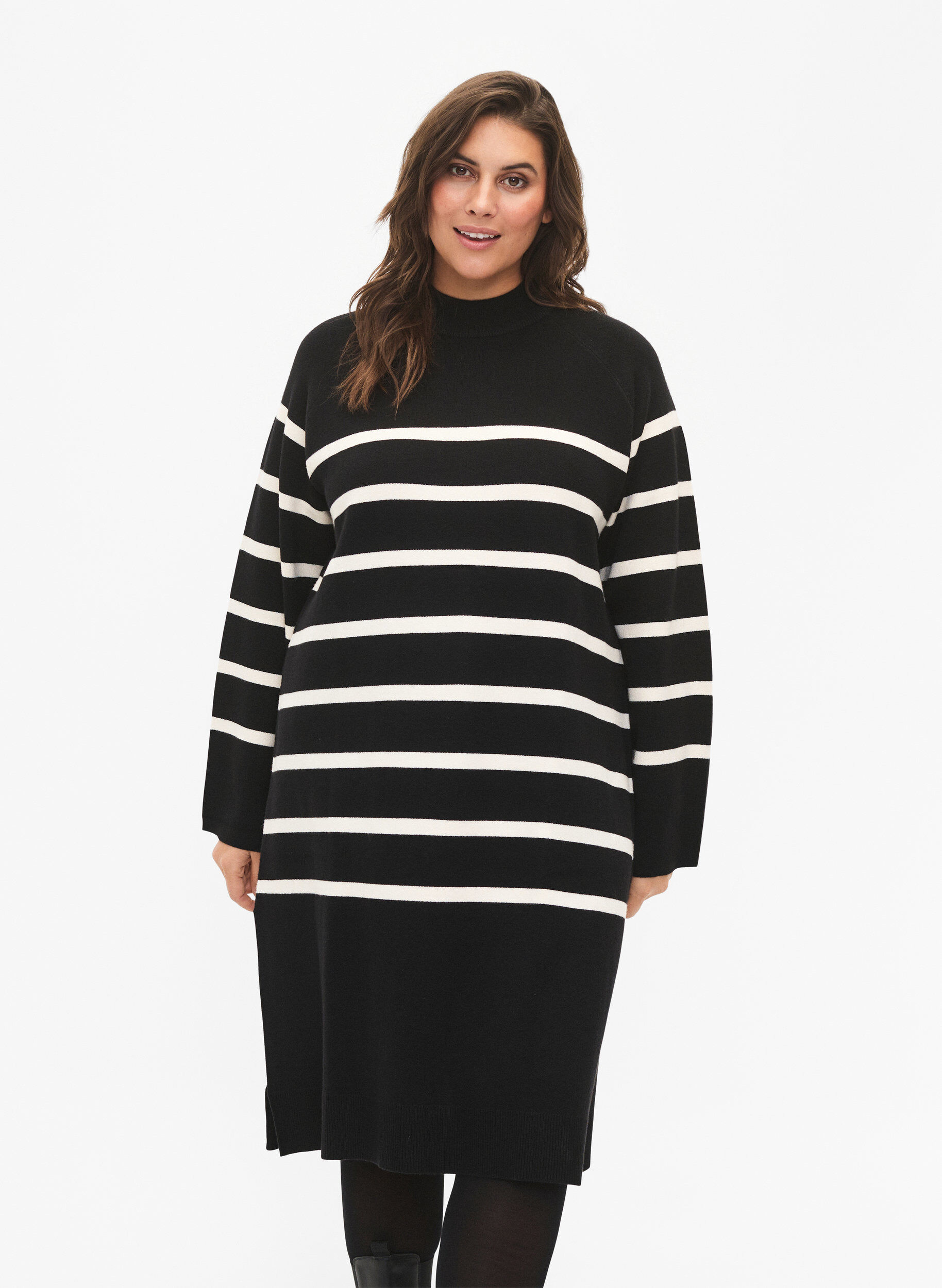Zizzi Gestreiftes Strickkleid mit Rollkragen, Black Comb, Model image number 0