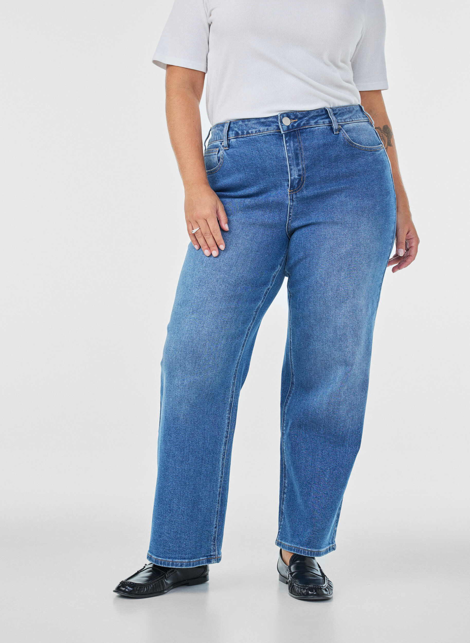 ZizziStraight Jeans mit leicht abgenutzter Optik, Blau, Model image number 2