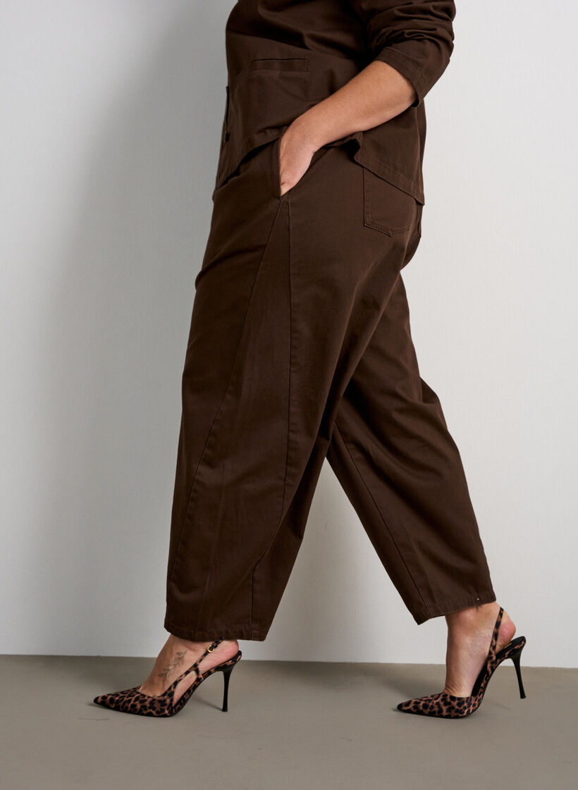 Barrel-Jeans mit hoher Taille und elastischem Bund, Braun, Model image number 2