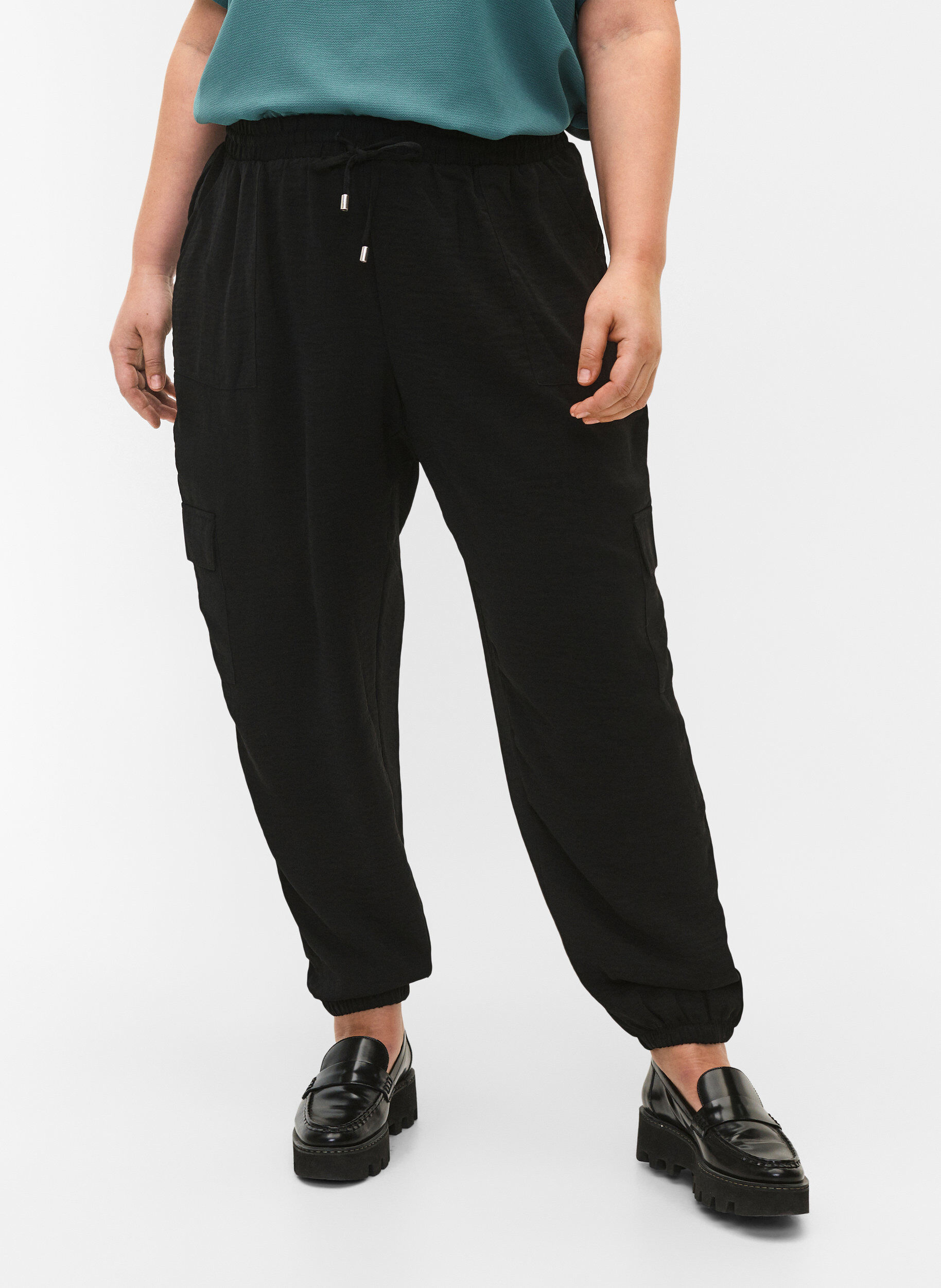 Zizzi Hose mit Cargotaschen, Black, Model image number 2