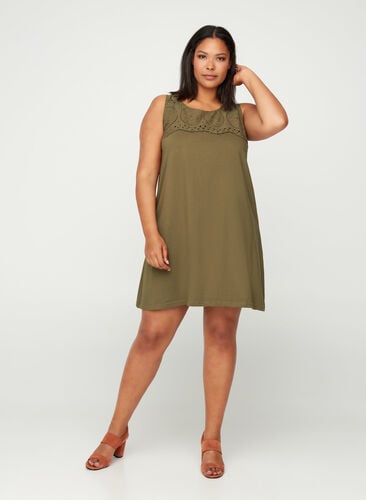 Kleid mit Lochstickerei, Ivy green, Model image number 0
