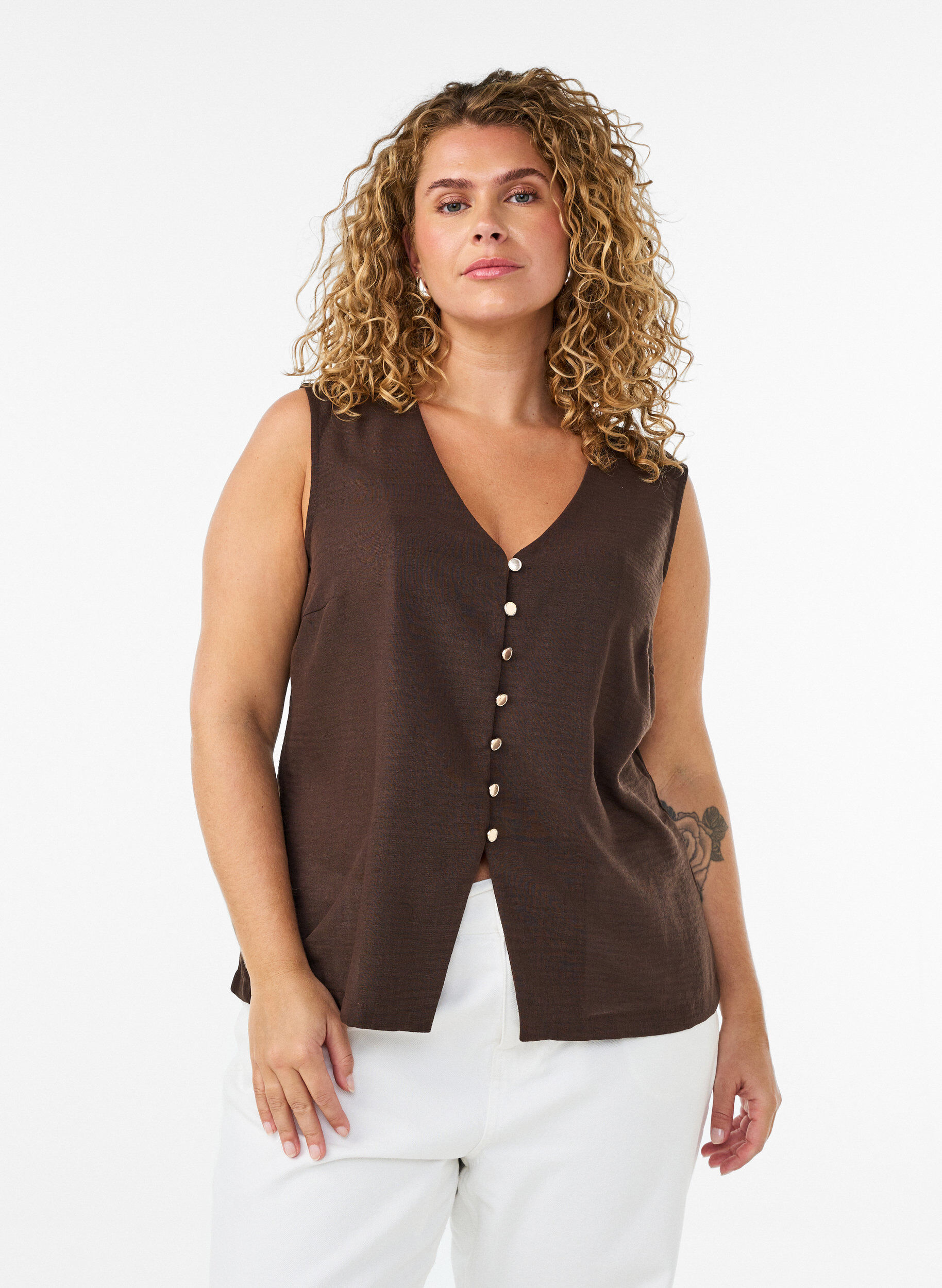 &Auml;rmellose Weste mit V-Ausschnitt und Kn&ouml;pfen, Braun, Model