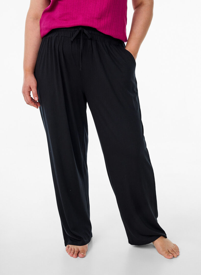 Lockere Nachthose aus Viskose-Jersey mit Taschen, Schwarz, Model image number 2