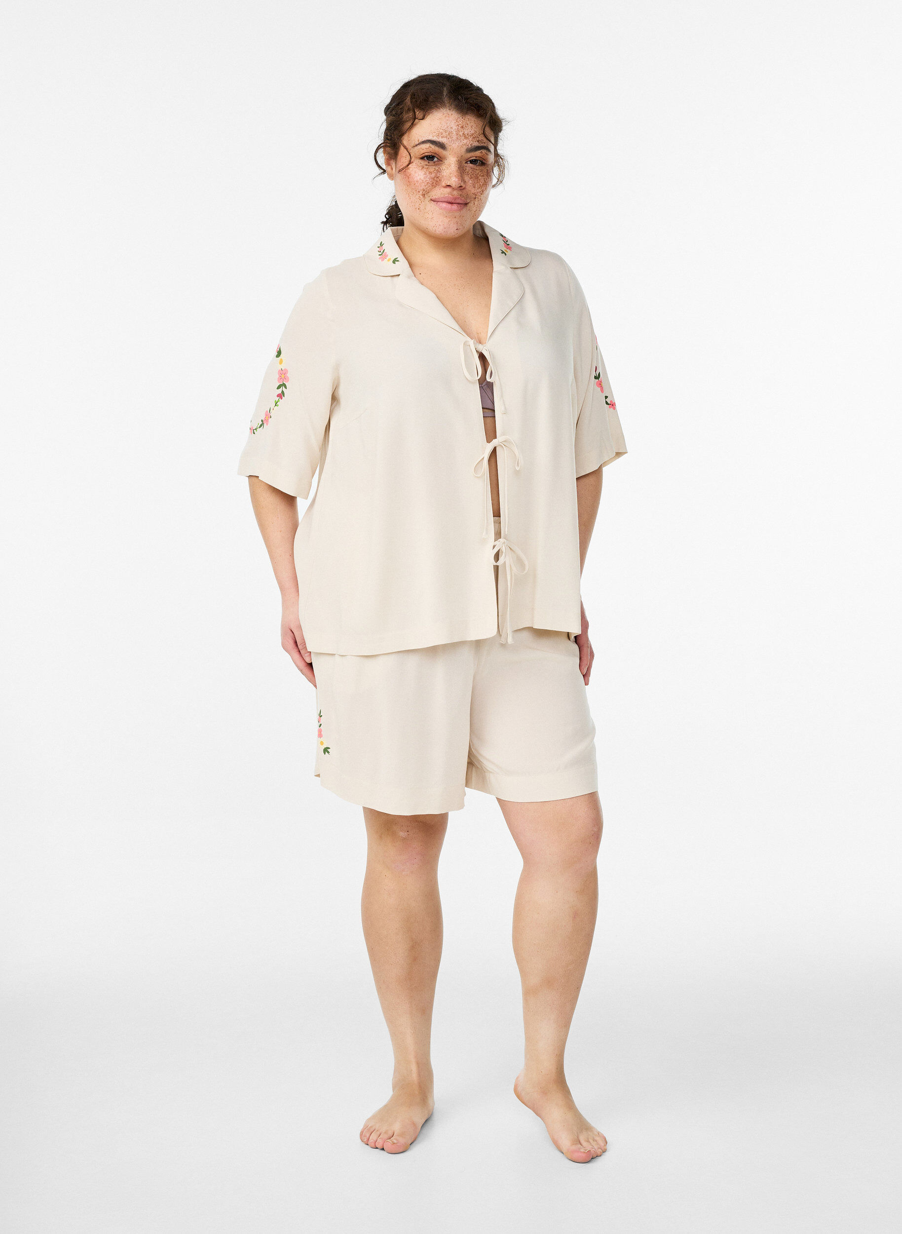 Zizzi Lockere Pyjamashorts aus Viskose mit hoher Taille, Beige, Model image number 1