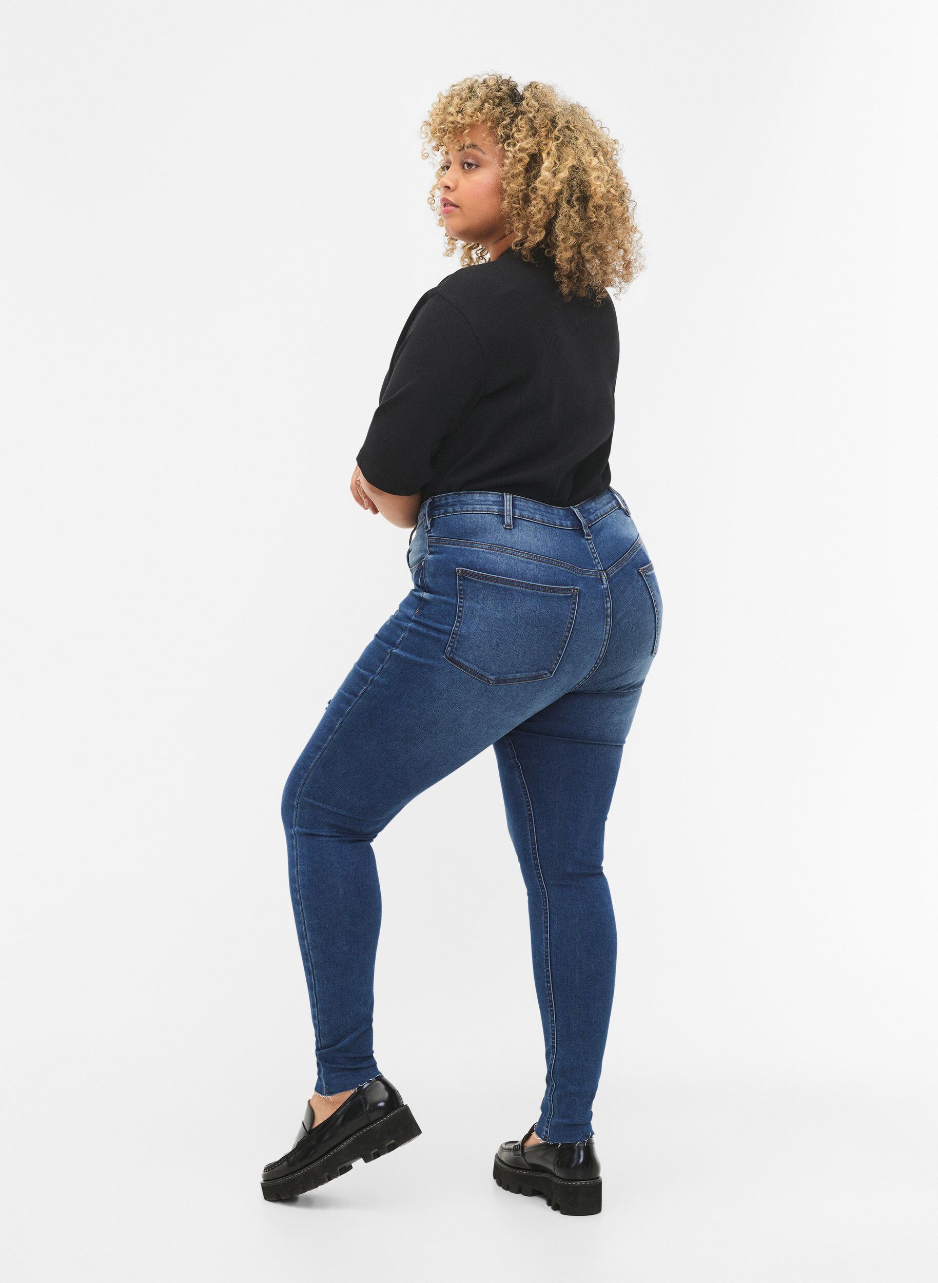 Zizzi High Waist Amy-Jeans mit Kn&ouml;pfen, Blue denim, Model image number 1