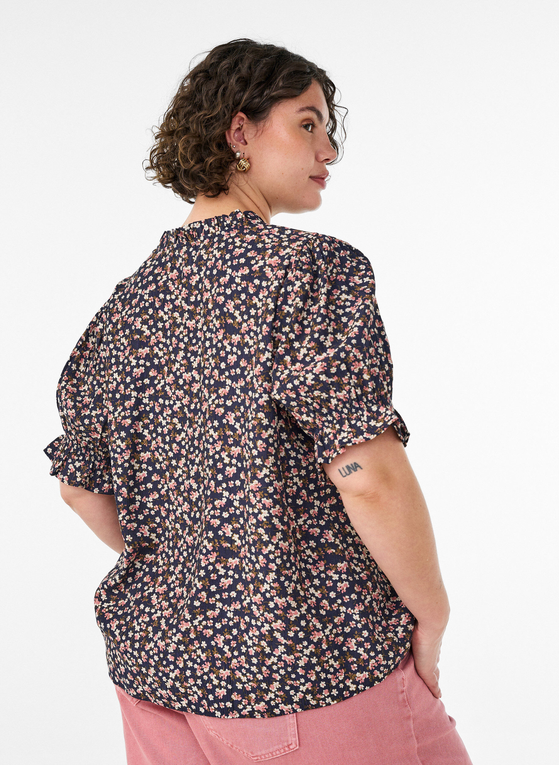 ZizziGebl&uuml;mte Bluse aus Viskose mit kurzen &Auml;rmeln und Smockdetails, Blau, Model image number 2