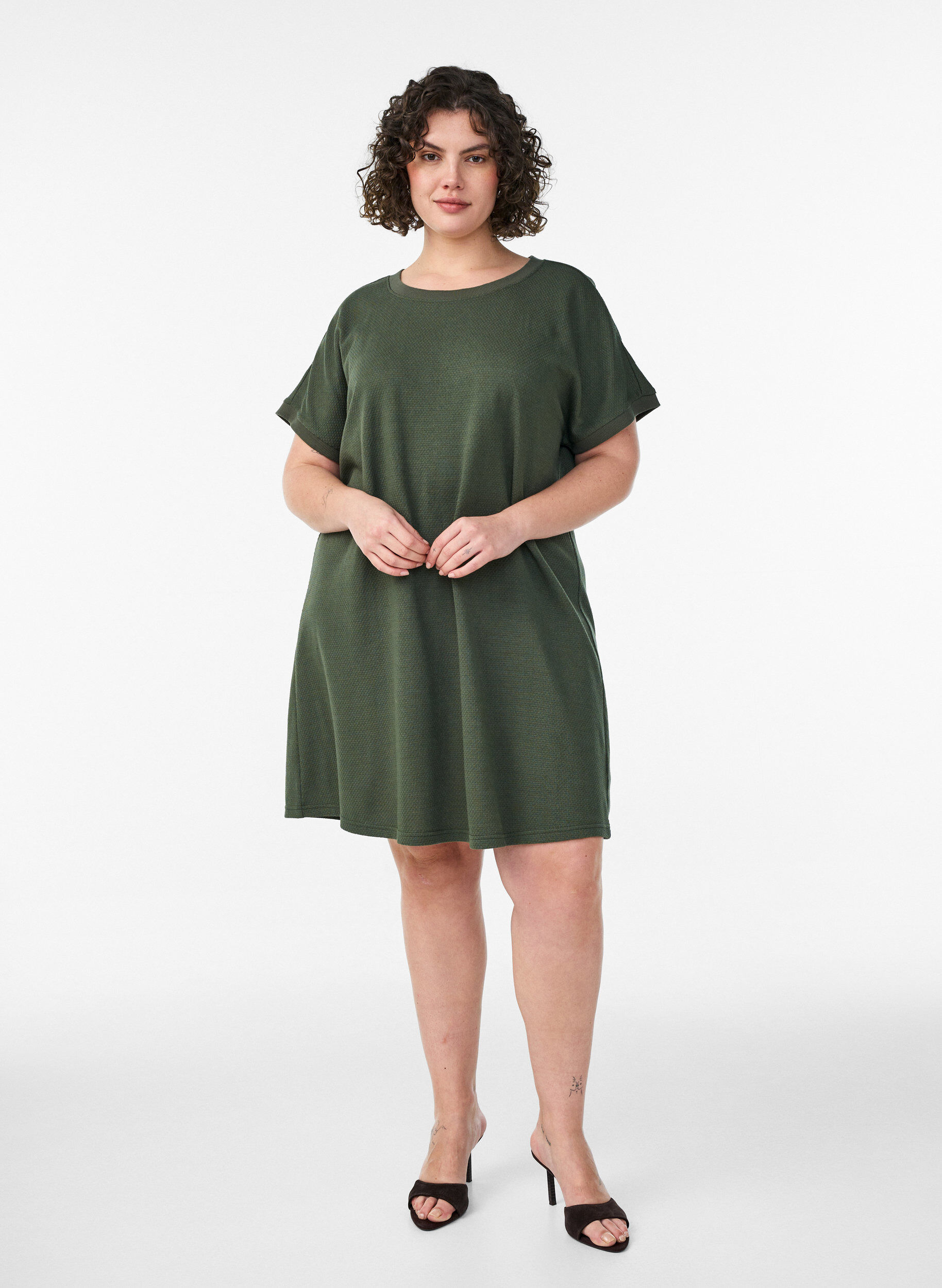 Zizzi Kurzes Kleid aus strukturiertem Jersey mit Rundhalsausschnitt, Gr&uuml;n, Model image number 1